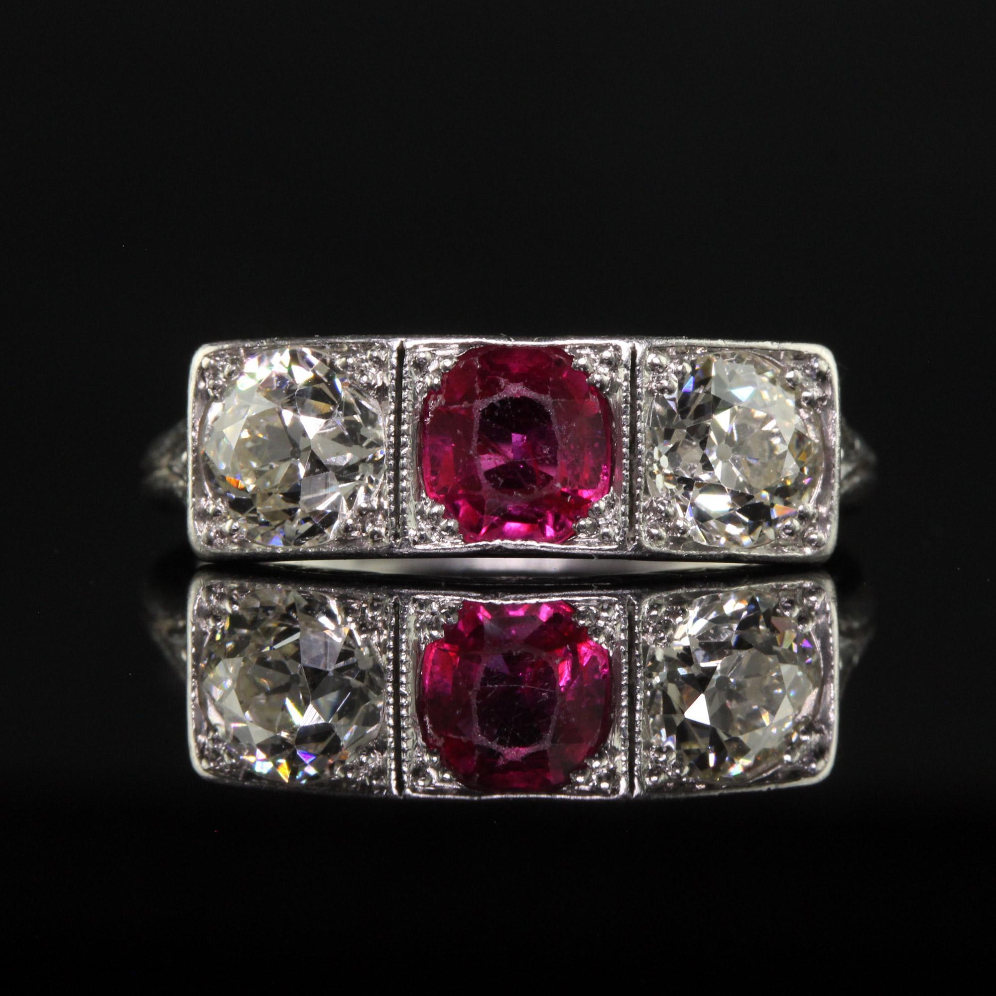 De las mujeres Antiguo anillo eduardiano de platino, rubí de mina antigua y tres diamantes en venta