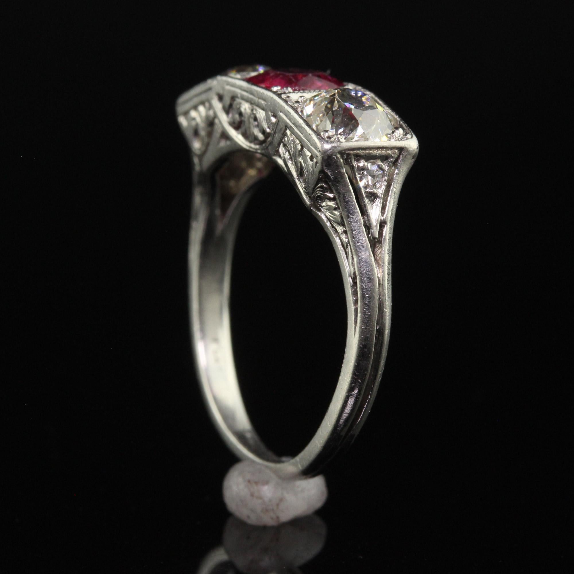 Antiguo anillo eduardiano de platino, rubí de mina antigua y tres diamantes en venta 2