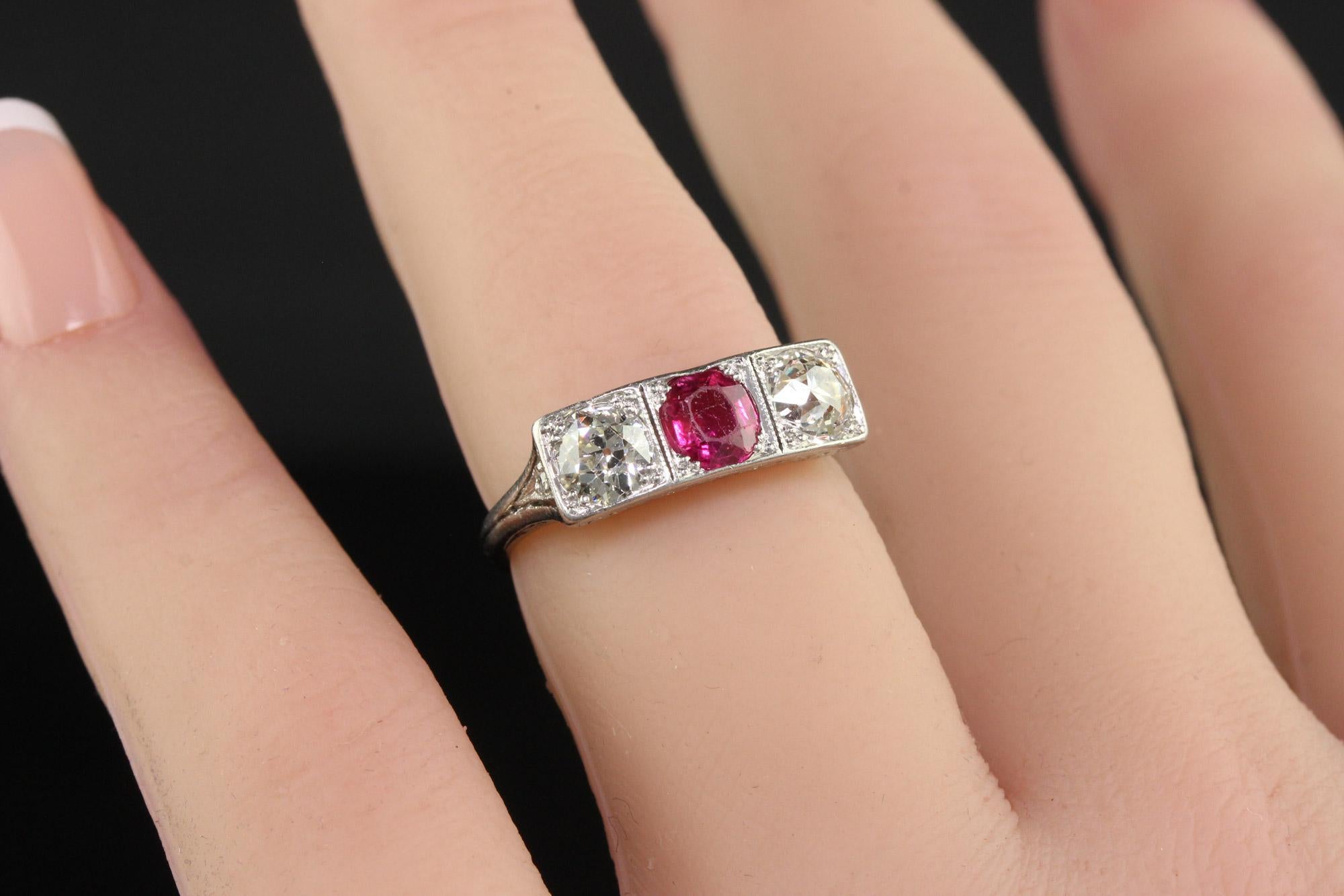 Antiguo anillo eduardiano de platino, rubí de mina antigua y tres diamantes en venta 3
