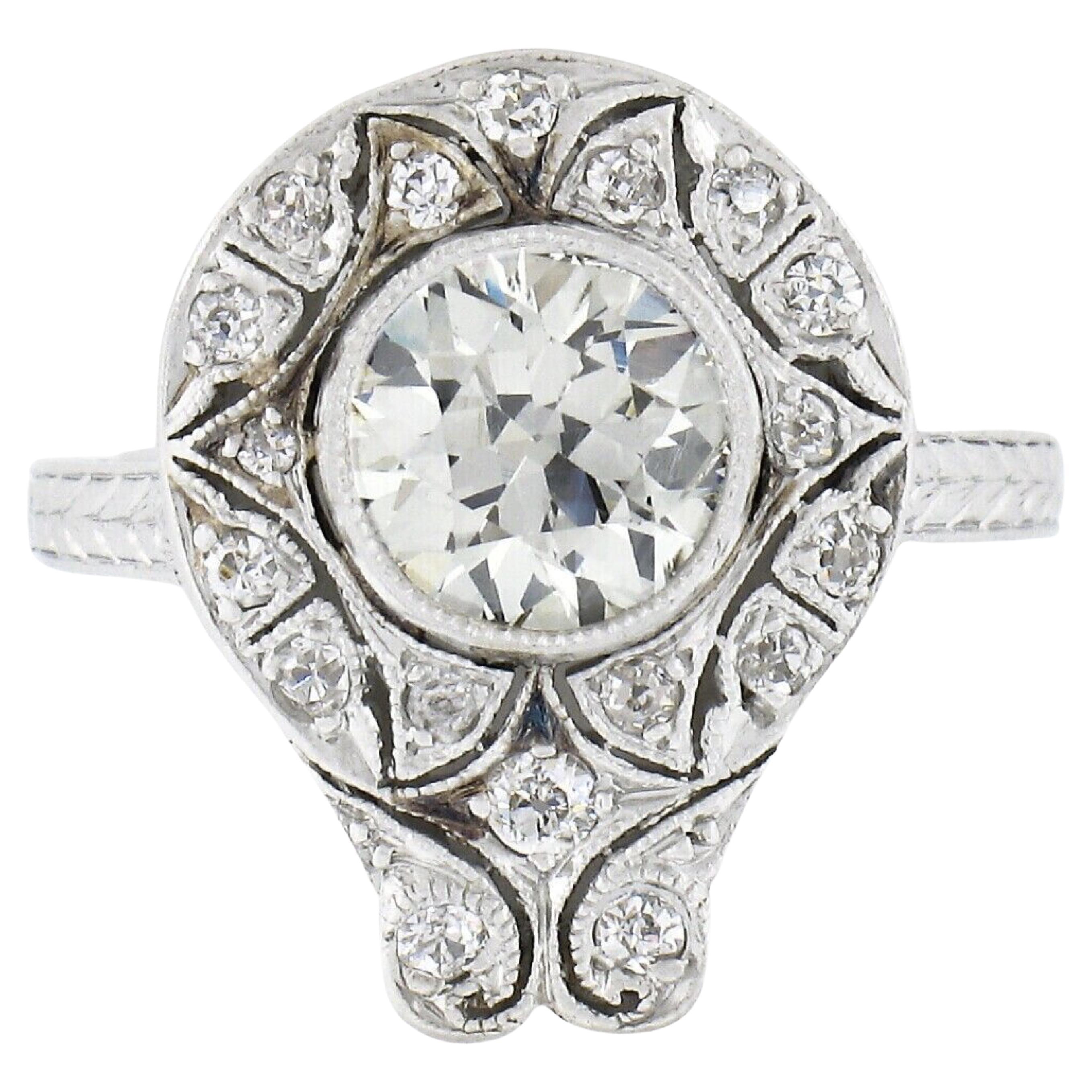 Antiguo anillo de compromiso eduardiano de platino con diamantes en bisel de corte antiguo y mosaico milgrain