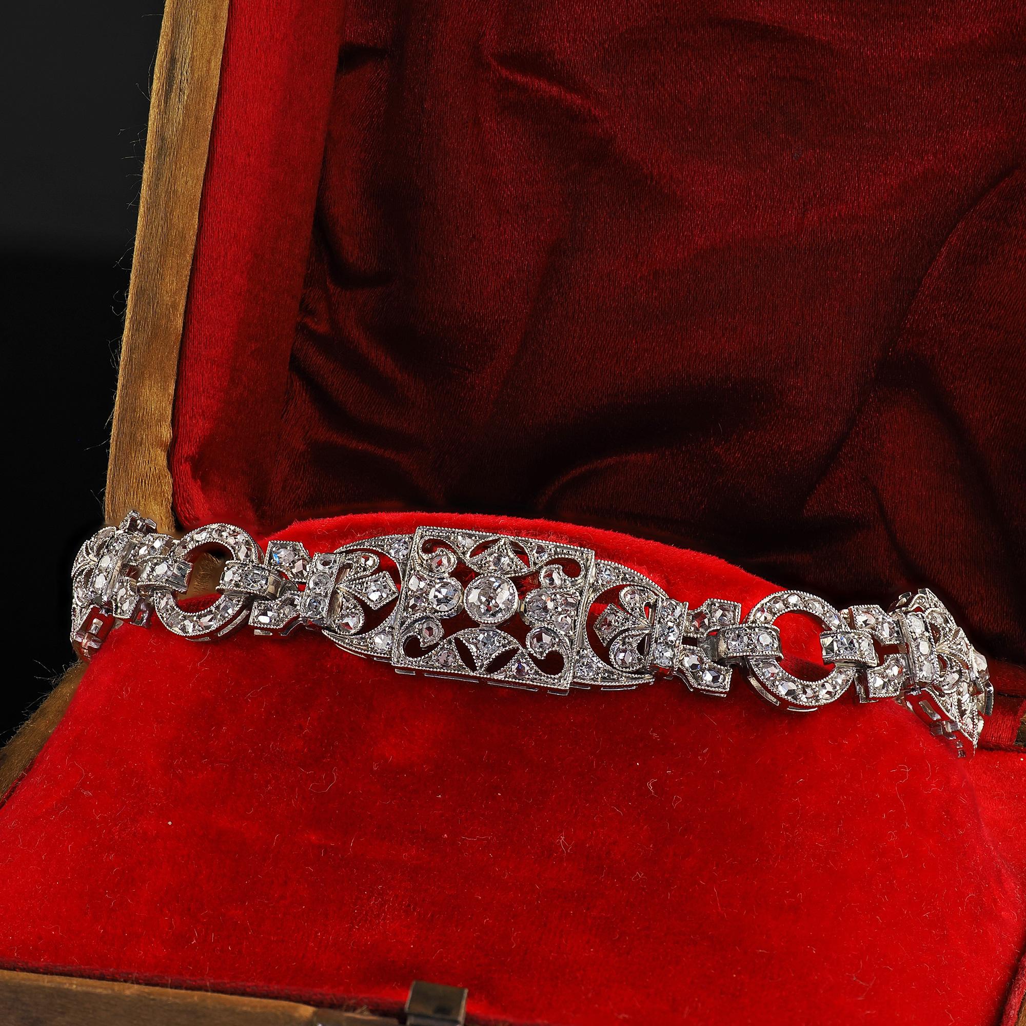Magnifique bracelet édouardien en platine et diamant taillé à l'ancienne à maillons filigranés. Cet incroyable bracelet filigrane en diamant taille ancienne de l'époque édouardienne est réalisé en platine. Le bracelet présente des diamants de taille