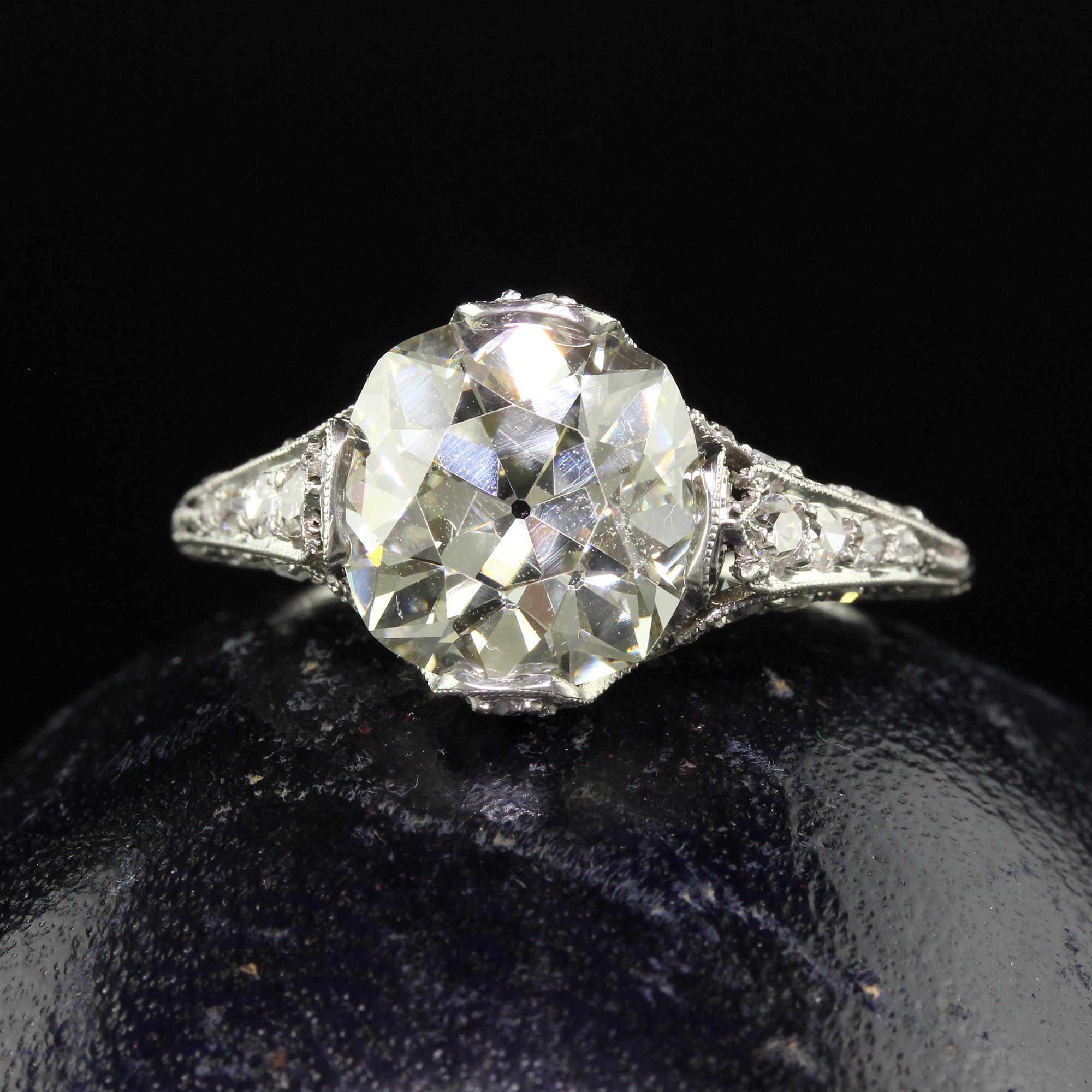 Magnifique bague de fiançailles Edwardian en platine avec un diamant de taille européenne - GIA. Cette magnifique bague de fiançailles édouardienne en diamant de taille européenne est réalisée en platine. La bague est ornée d'un gros diamant ancien