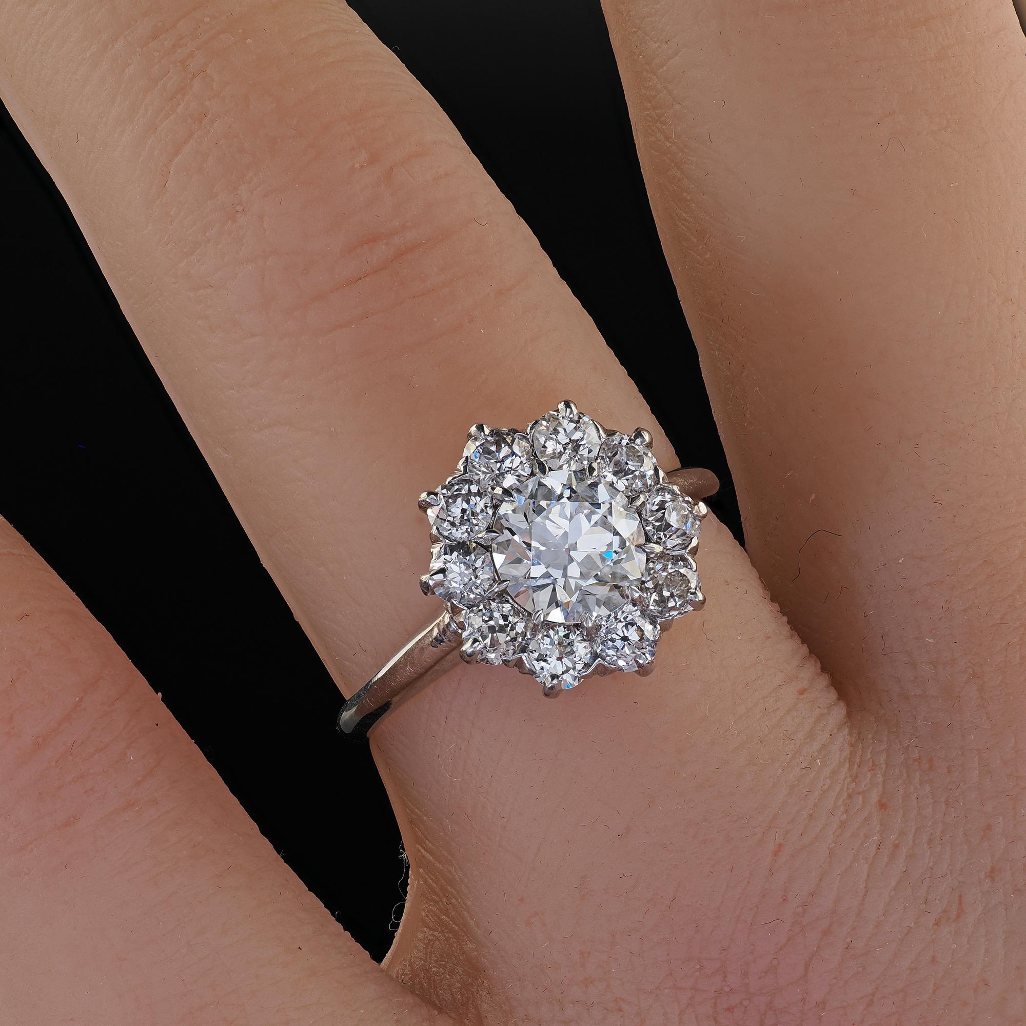Bague de fiançailles édouardienne ancienne en platine avec halo de diamants taille européenne ancienne - GIA en vente 5