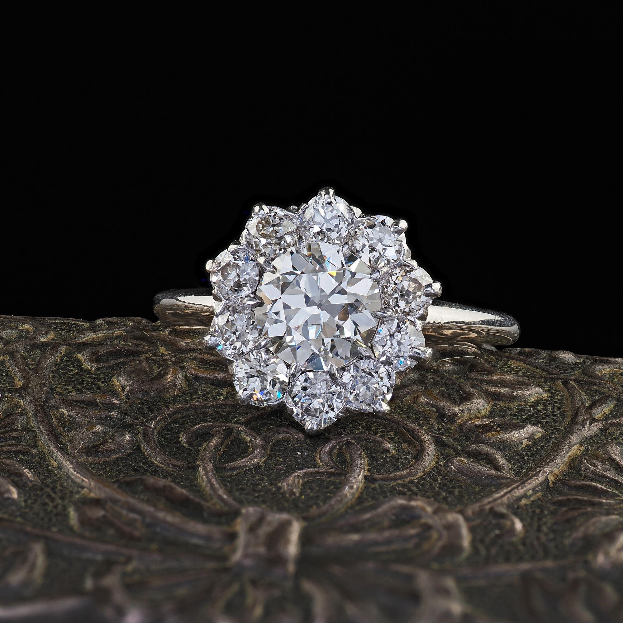 Magnifique bague de fiançailles de style édouardien en platine avec halo de diamants taillés à l'européenne - GIA. Cette incroyable bague de fiançailles de style édouardien avec halo de diamants de taille européenne est fabriquée en platine. La