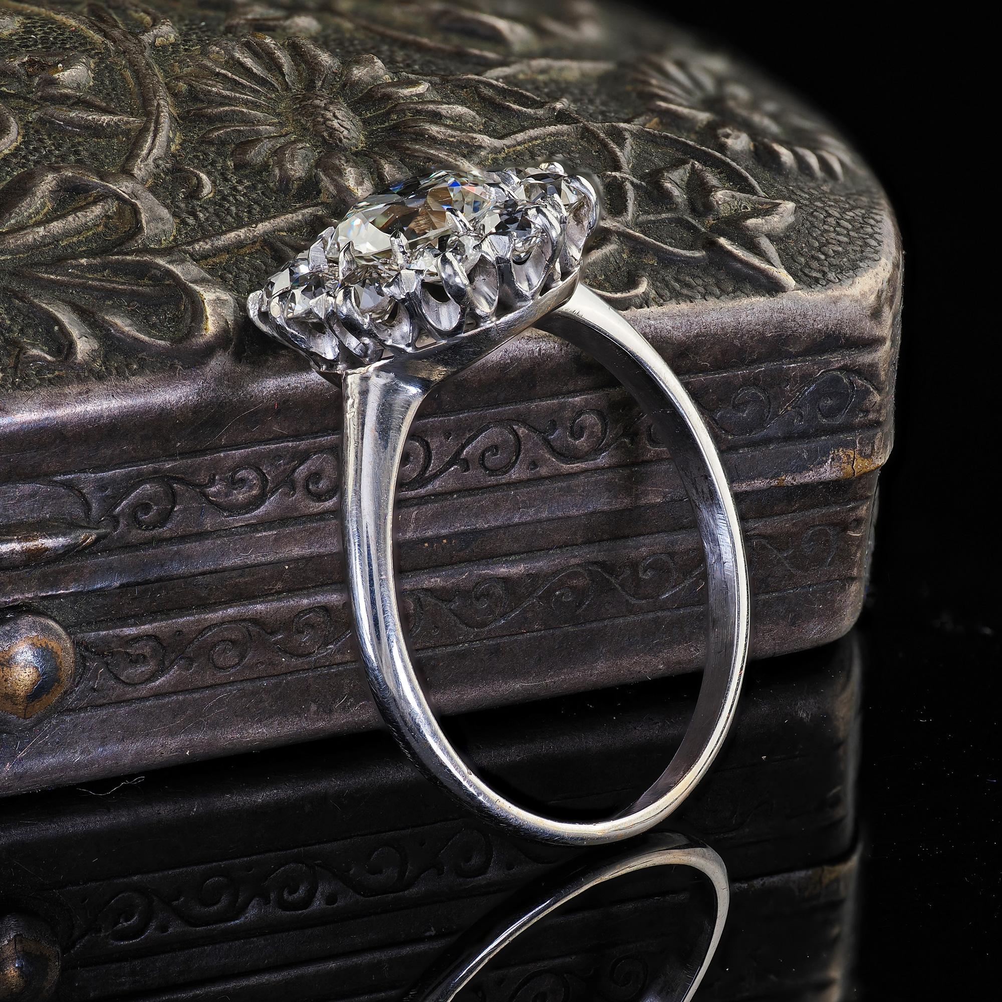 Édouardien Bague de fiançailles édouardienne ancienne en platine avec halo de diamants taille européenne ancienne - GIA en vente