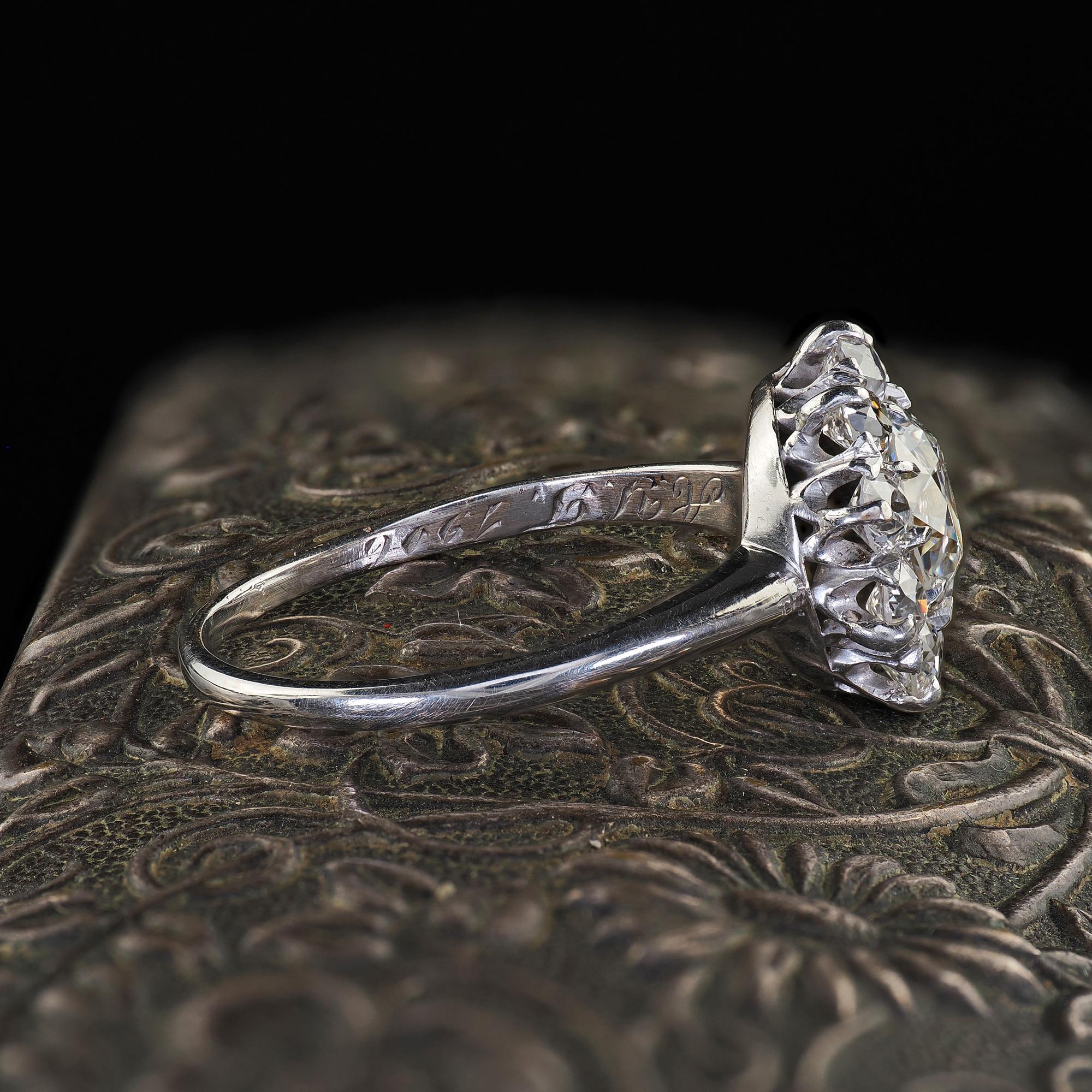 Taille vieille Europe Bague de fiançailles édouardienne ancienne en platine avec halo de diamants taille européenne ancienne - GIA en vente