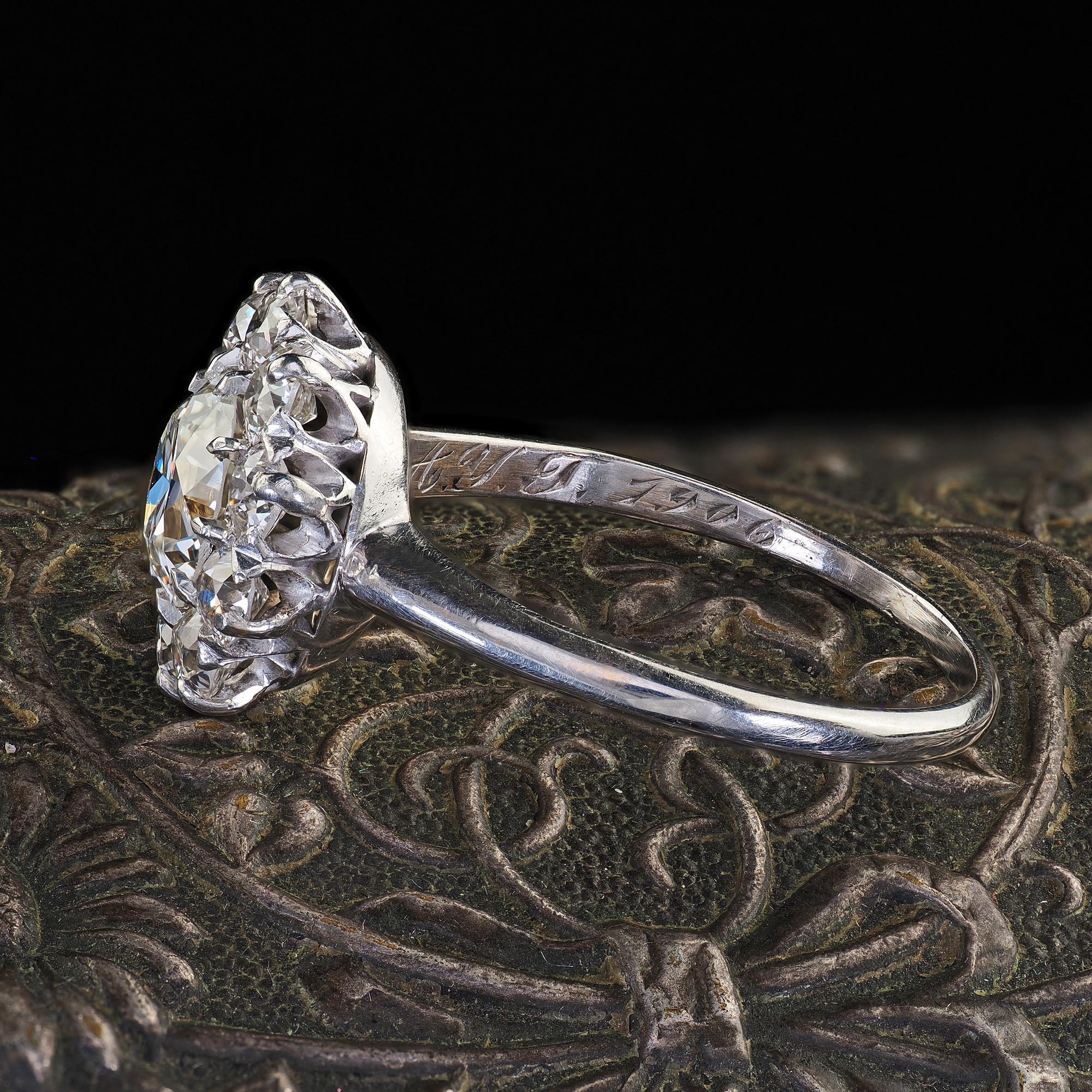 Bague de fiançailles édouardienne ancienne en platine avec halo de diamants taille européenne ancienne - GIA Bon état - En vente à Great Neck, NY