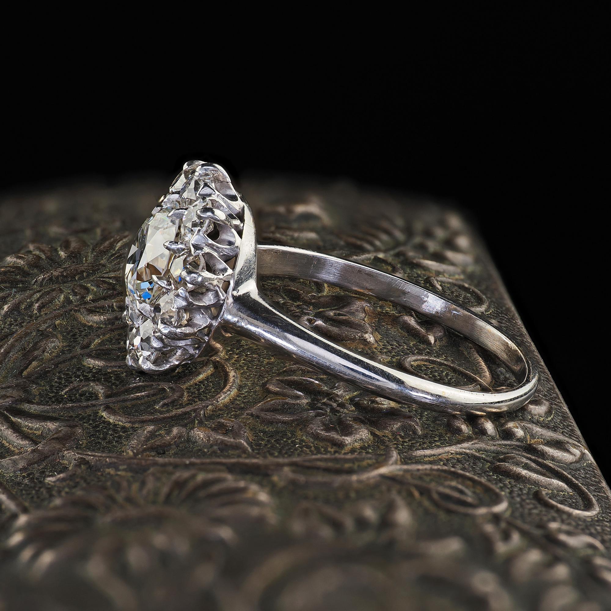 Bague de fiançailles édouardienne ancienne en platine avec halo de diamants taille européenne ancienne - GIA en vente 1