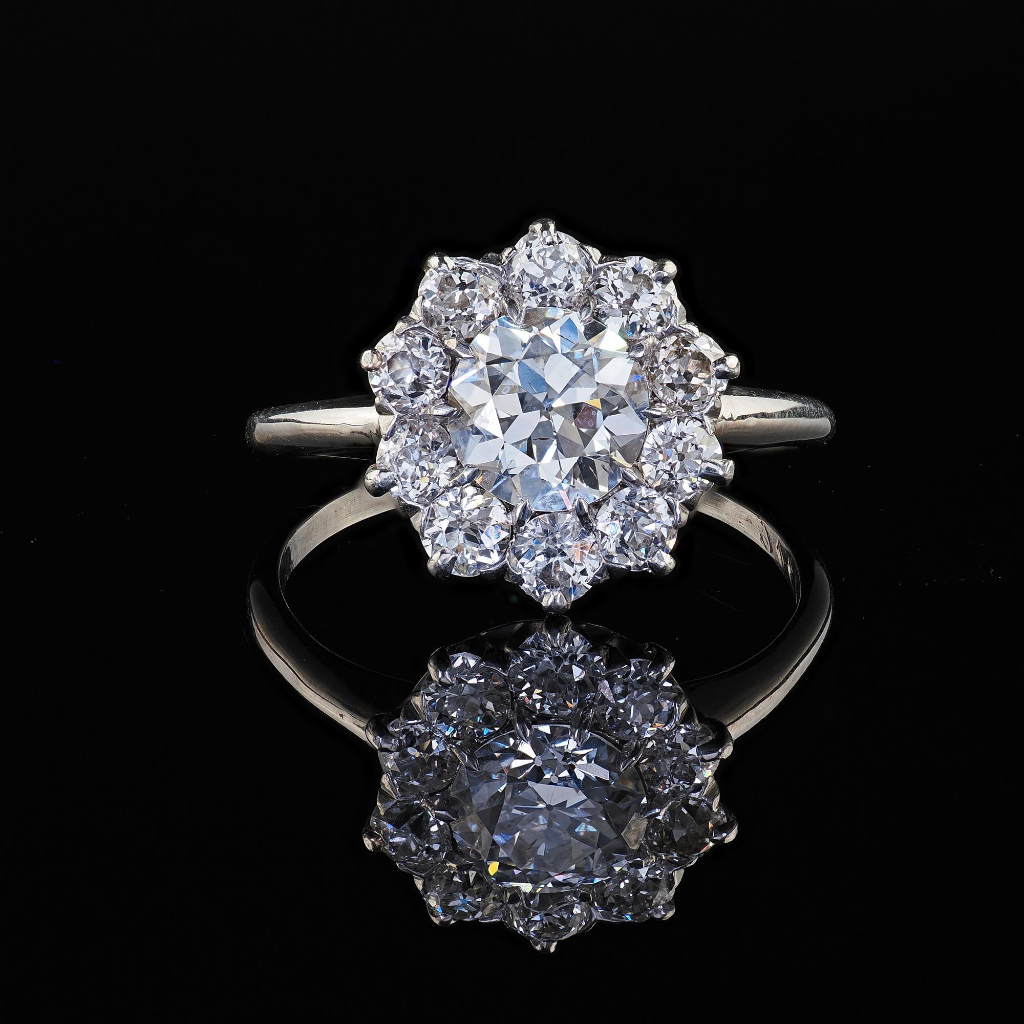 Bague de fiançailles édouardienne ancienne en platine avec halo de diamants taille européenne ancienne - GIA en vente 2