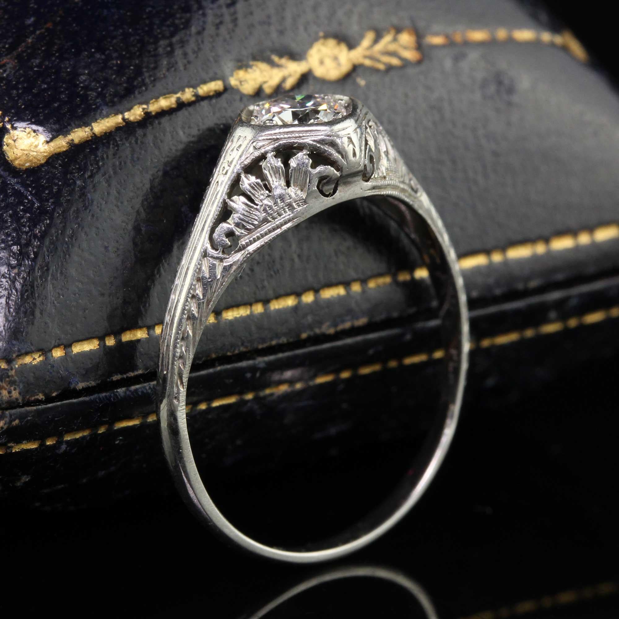 Art déco Bague de fiançailles édouardienne ancienne en platine avec filigrane de diamants européens anciens en vente