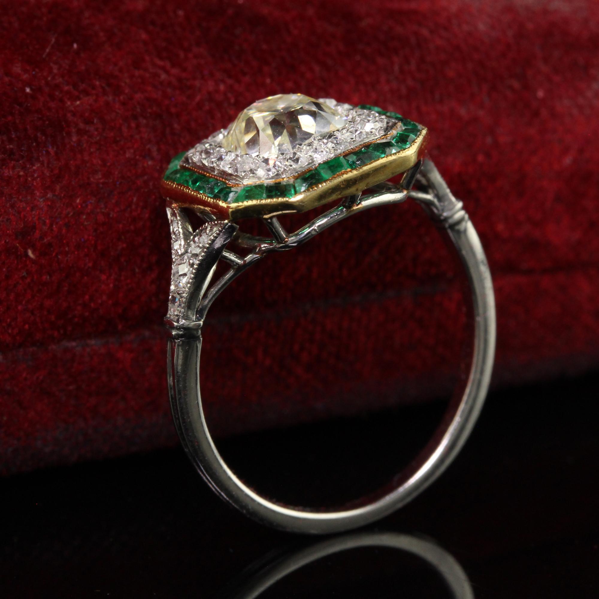 Antiker edwardianischer Platin-Verlobungsring mit Diamant und Smaragd im alten Minenschliff im Zustand „Gut“ im Angebot in Great Neck, NY