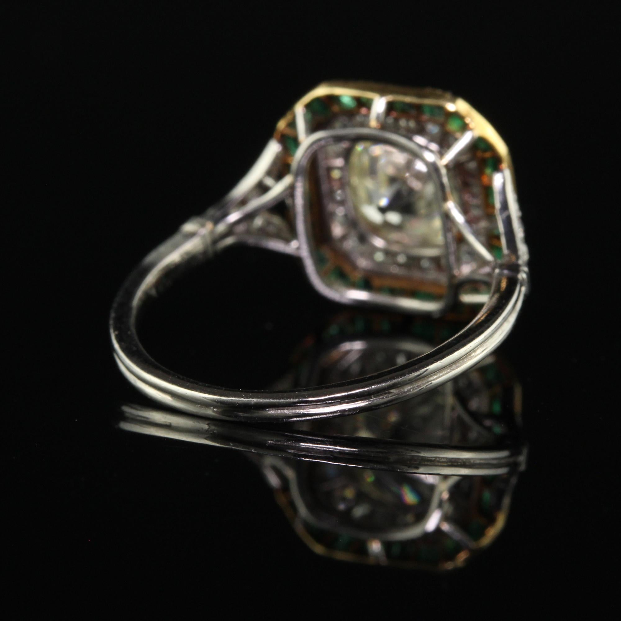 Antiker edwardianischer Platin-Verlobungsring mit Diamant und Smaragd im alten Minenschliff im Angebot 1