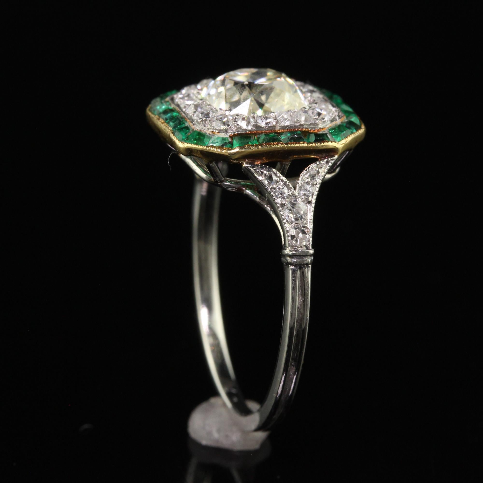Antiker edwardianischer Platin-Verlobungsring mit Diamant und Smaragd im alten Minenschliff im Angebot 2