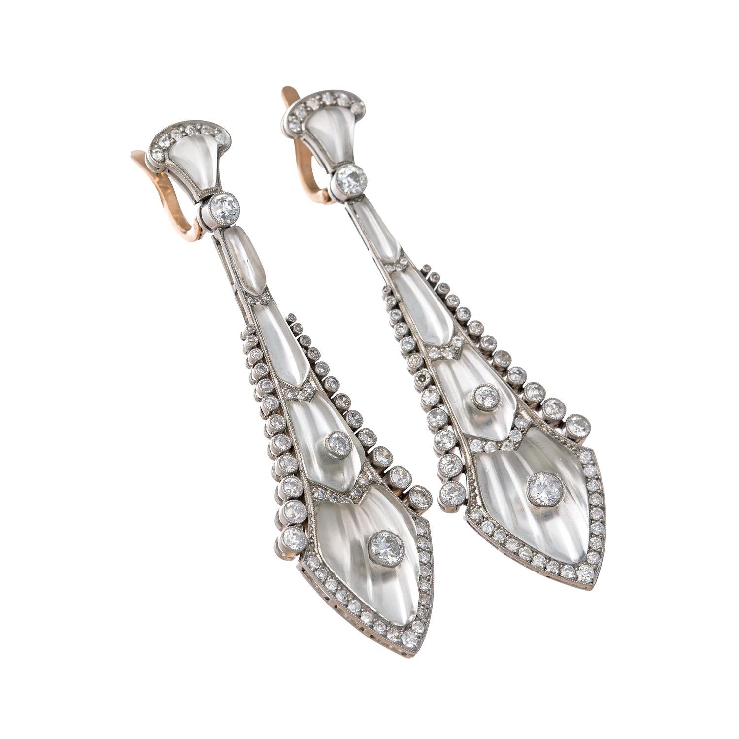 Pendientes de gota antiguos de la época eduardiana, con paneles estriados de cuarzo de cristal de roca esmerilado tallado, acentuados por ciento ocho diamantes de talla europea antigua.  Mide algo menos de 5 cm de longitud y está hecha a mano en
