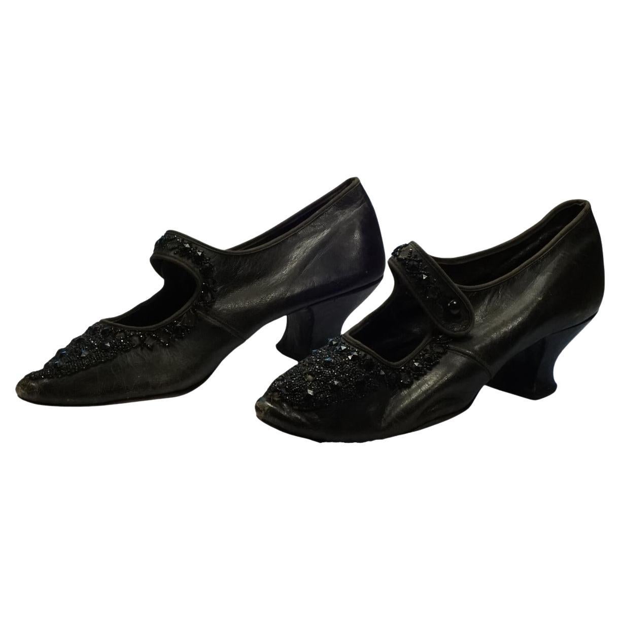 Merveilleuse paire d'anciennes chaussures pointues en cuir noir de l'époque édouardienne, avec bride à boutons, bordure en tissu et détails en perles noires. Nous avons laissé les chaussures dans leur état d'origine. Il manque quelques perles et il