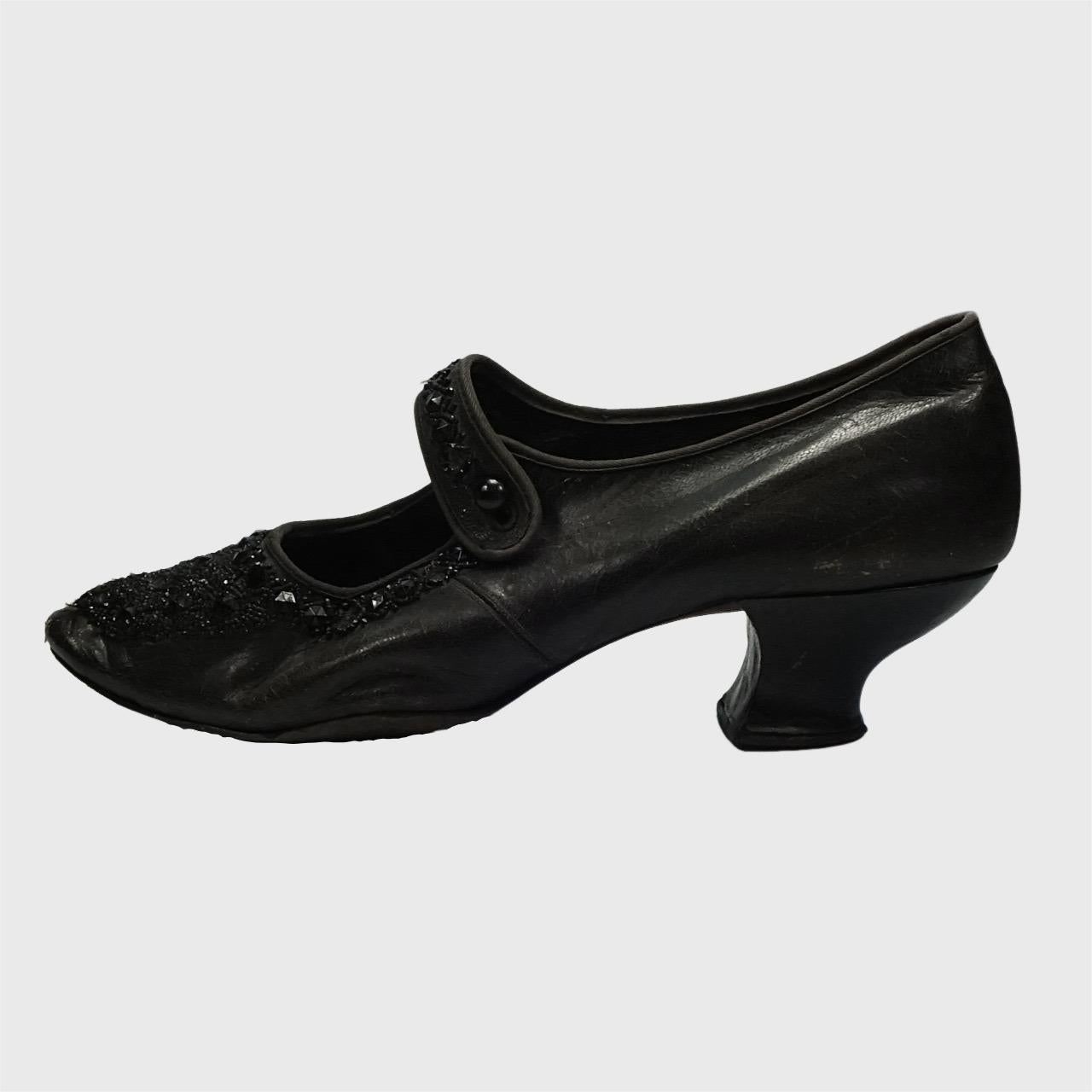 Noir Antique Edwardian Pointed Black Leather Beaded Strap Low Heeled Shoes (Chaussures à talons bas en cuir perlé) en vente