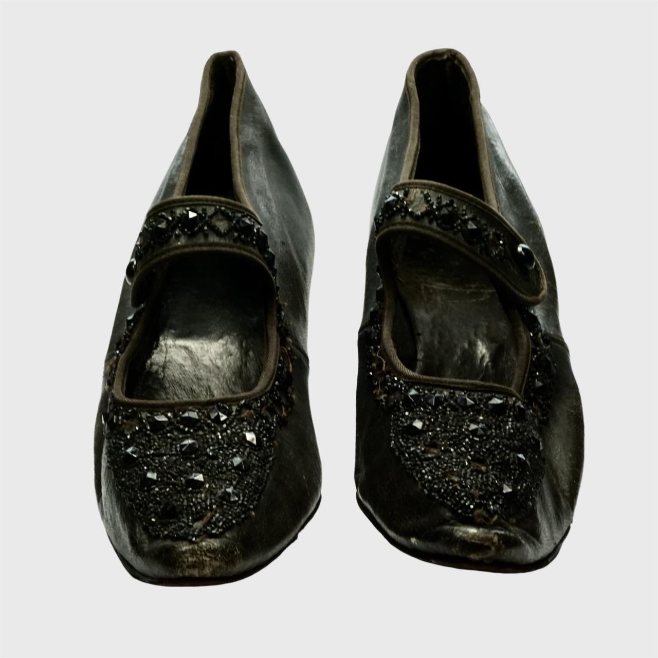 Antique Edwardian Pointed Black Leather Beaded Strap Low Heeled Shoes (Chaussures à talons bas en cuir perlé) Unisexe en vente