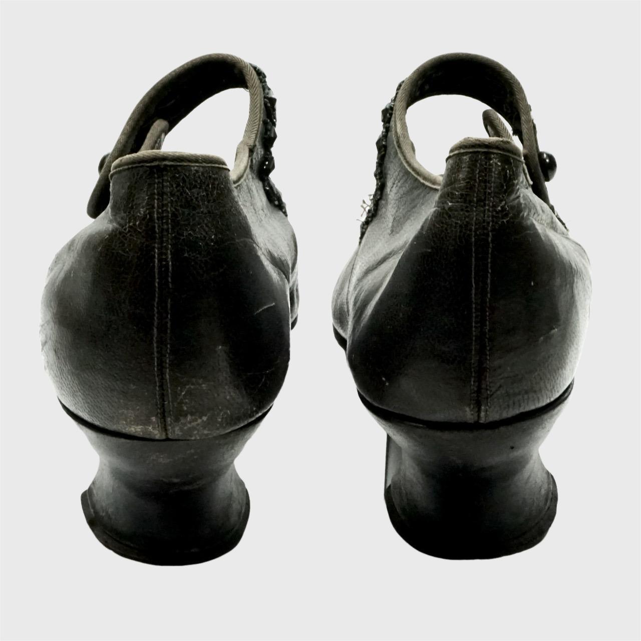 Antique Edwardian Pointed Black Leather Beaded Strap Low Heeled Shoes (Chaussures à talons bas en cuir perlé) en vente 1