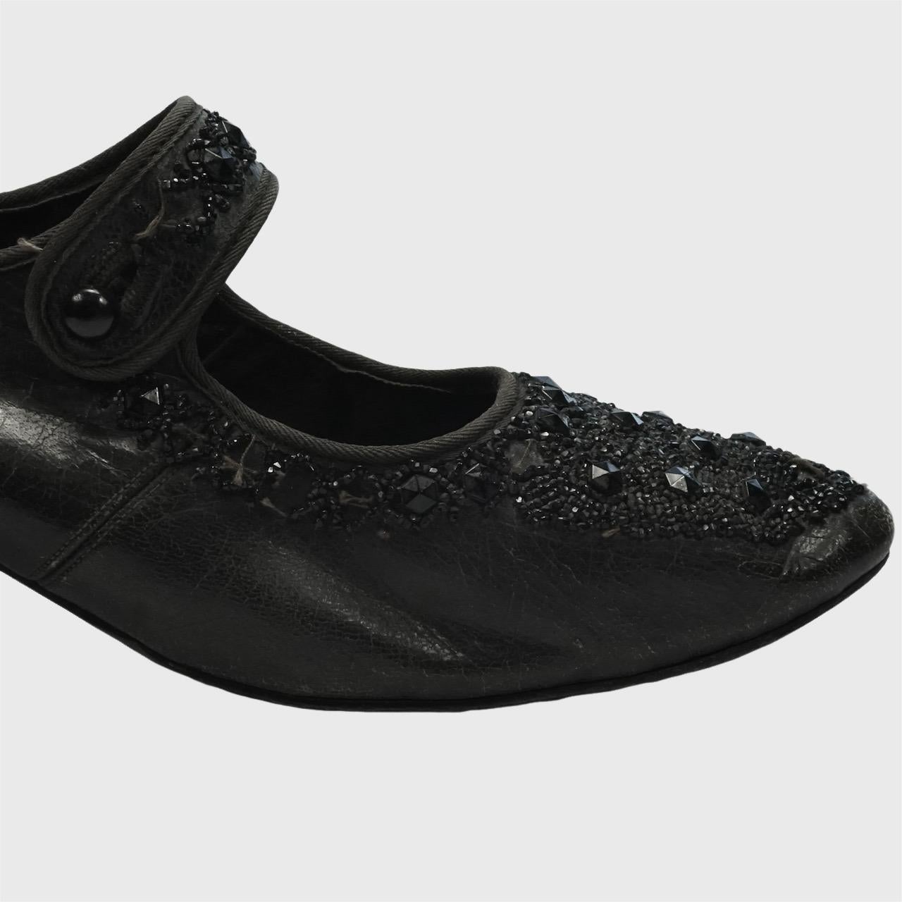 Antique Edwardian Pointed Black Leather Beaded Strap Low Heeled Shoes (Chaussures à talons bas en cuir perlé) en vente 4