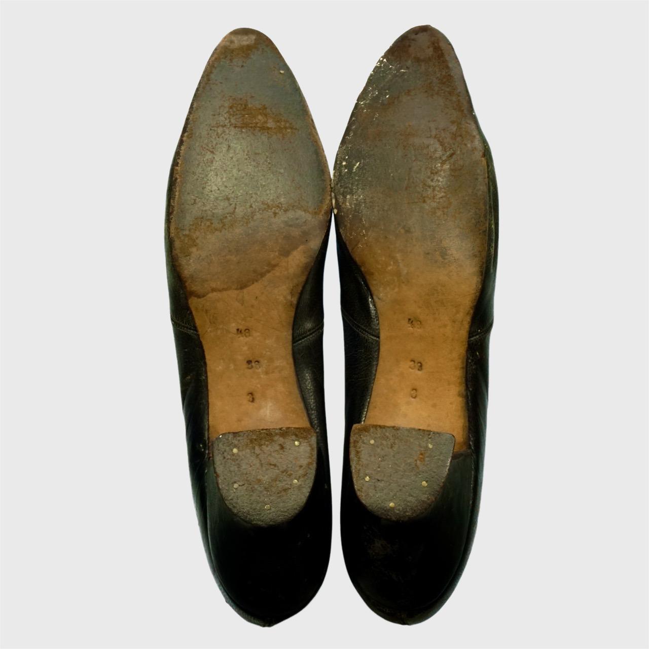 Antique Edwardian Pointed Black Leather Beaded Strap Low Heeled Shoes (Chaussures à talons bas en cuir perlé) en vente 2