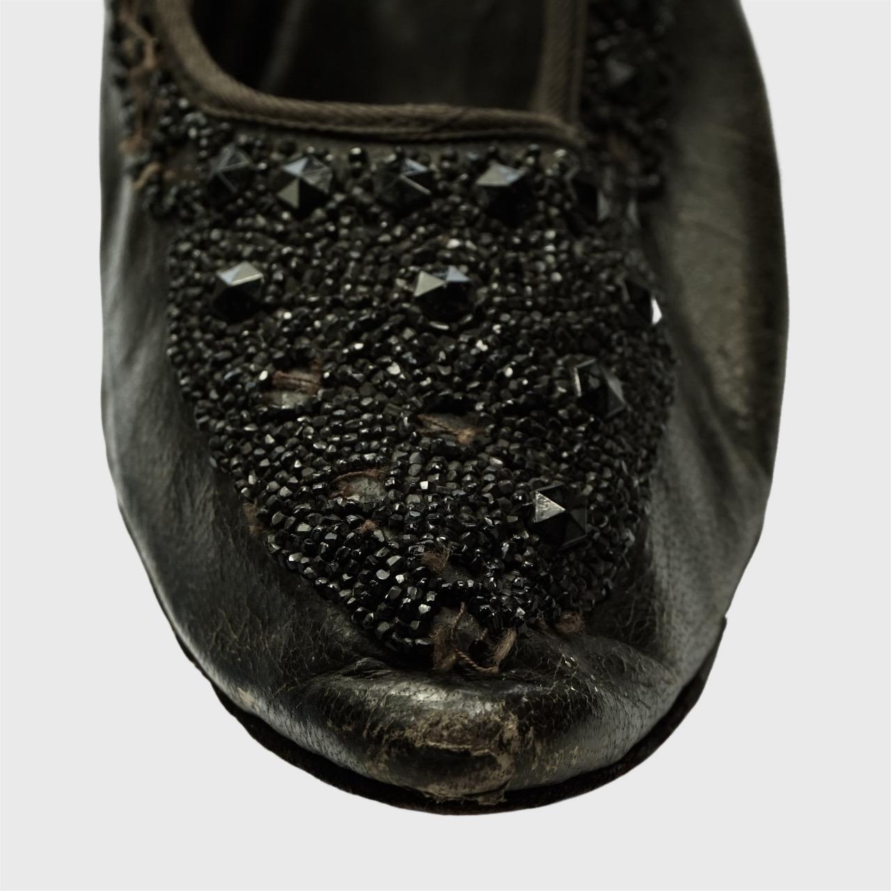 Antique Edwardian Pointed Black Leather Beaded Strap Low Heeled Shoes (Chaussures à talons bas en cuir perlé) en vente 5