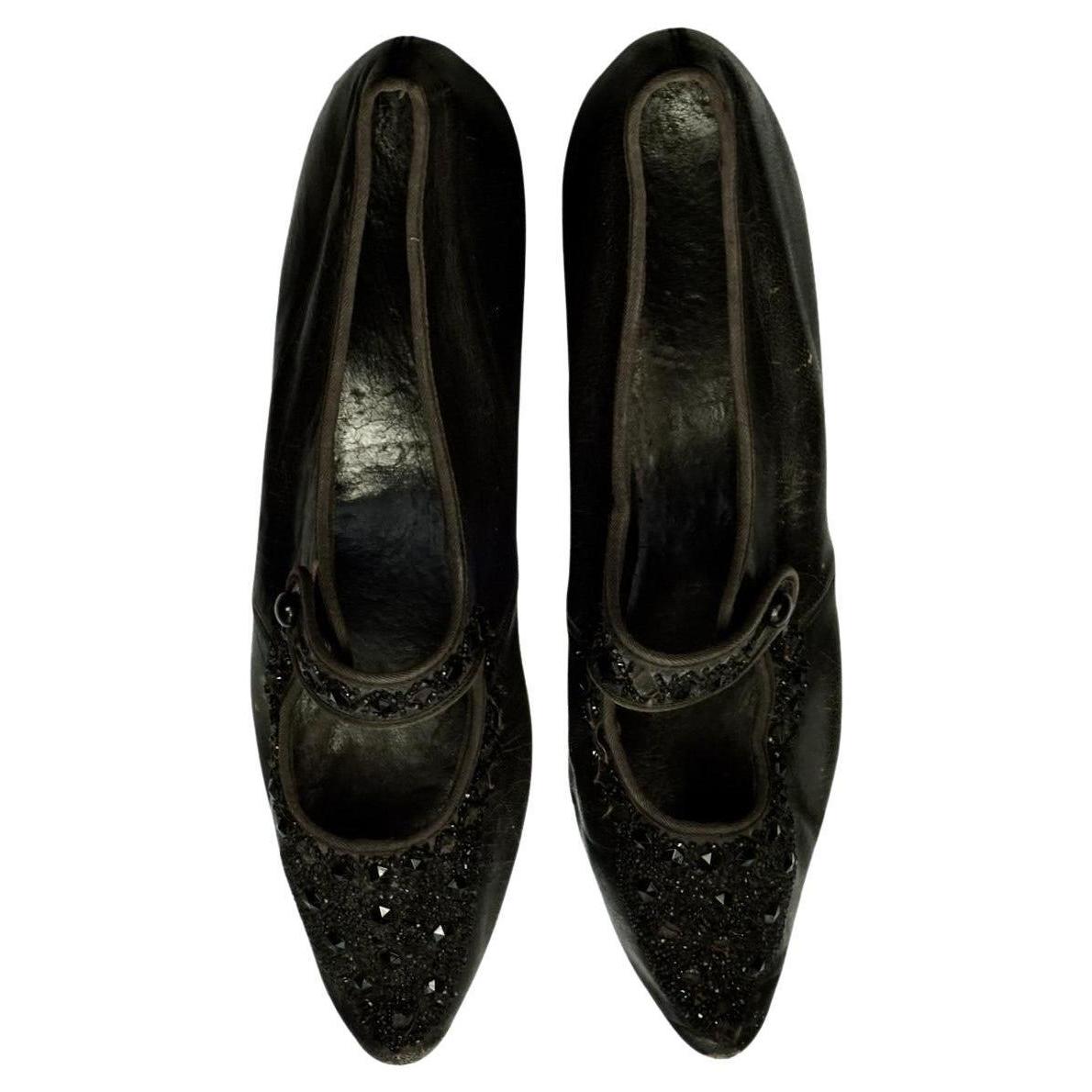 Antique Edwardian Pointed Black Leather Beaded Strap Low Heeled Shoes (Chaussures à talons bas en cuir perlé) en vente