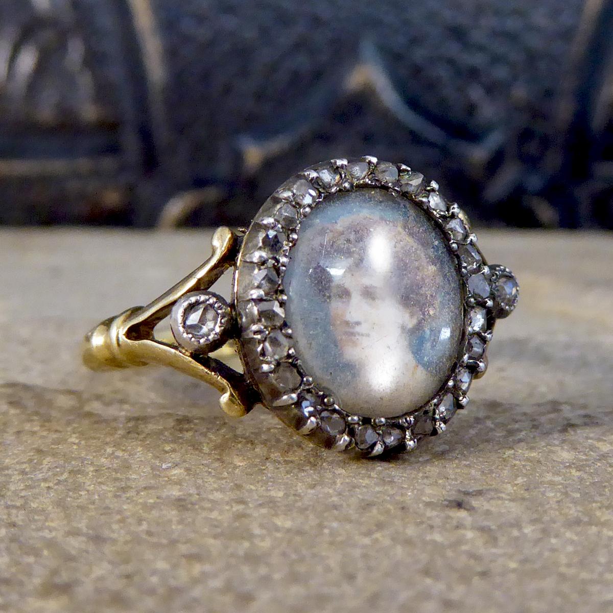 Ein exquisiter und ungewöhnlicher Ring für die Edwardianische Ära. Dieses wunderbare Stück wurde in 18 Karat Gelbgold und Silber mit einem außergewöhnlichen dekorativen Design gefertigt. In der Mitte des Rings befindet sich das handgemalte Porträt