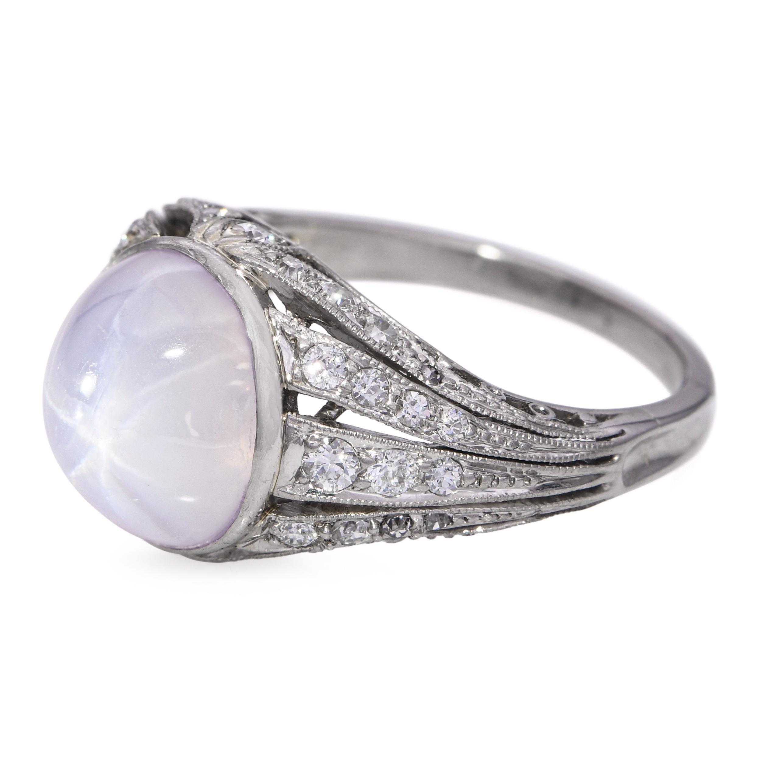 Cabochon Anello antico edoardiano con zaffiro viola a stella e diamanti in filigrana in vendita