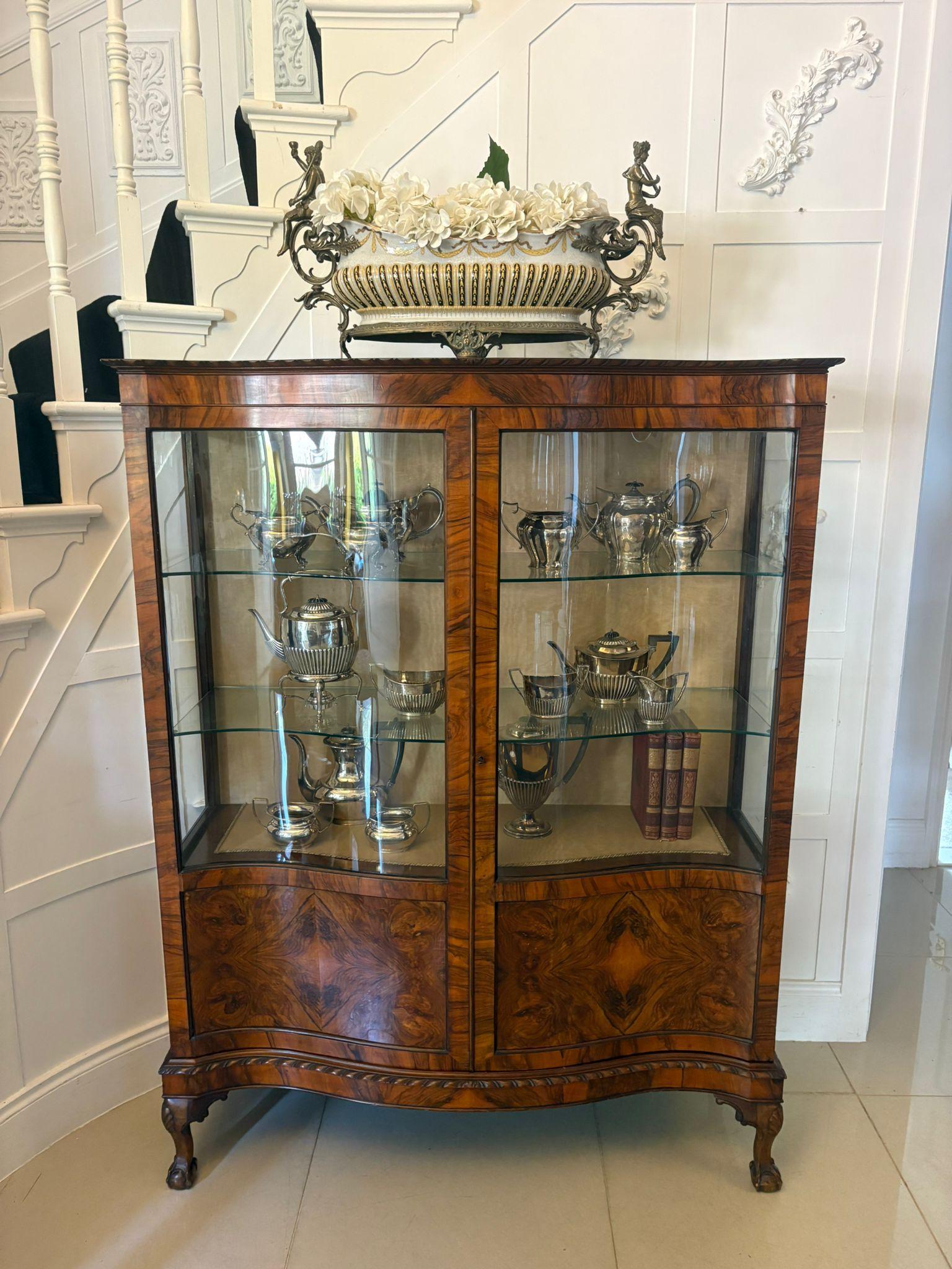 Anglais Ancienne vitrine en ronce de noyer de qualité édouardienne en vente