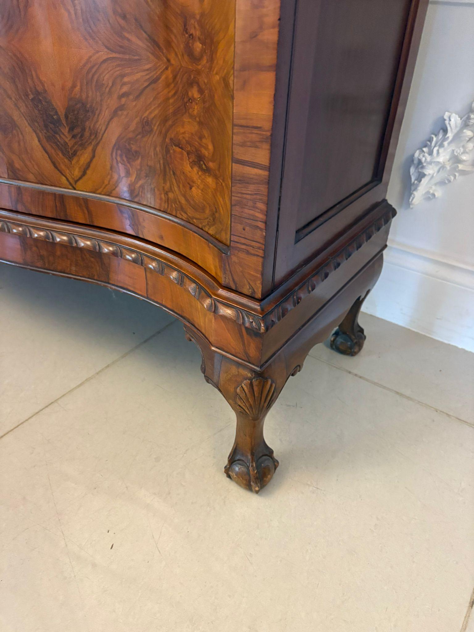Noyer Ancienne vitrine en ronce de noyer de qualité édouardienne en vente