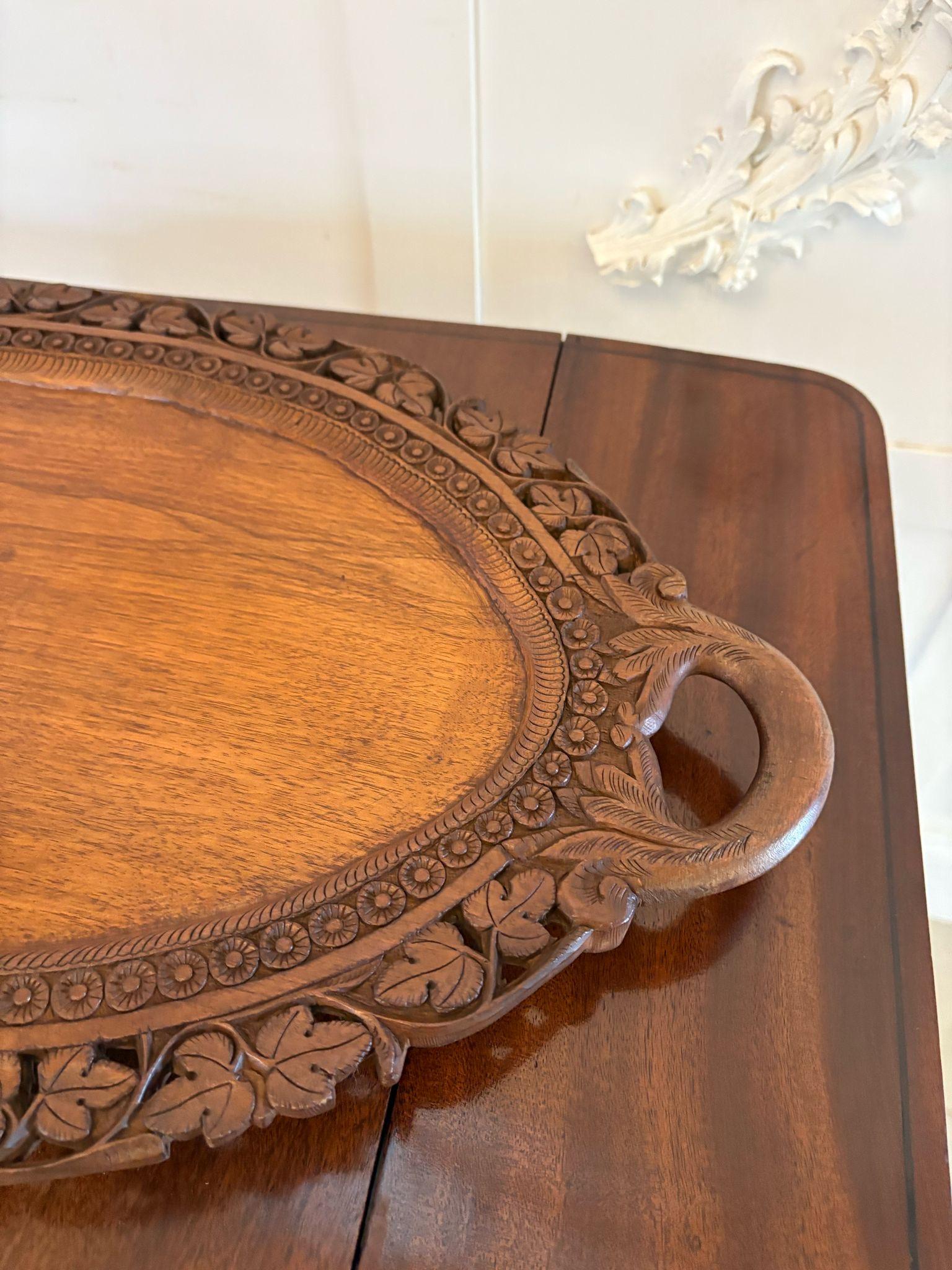 Antigua bandeja de té ovalada tallada de calidad eduardiana siglo XX en venta