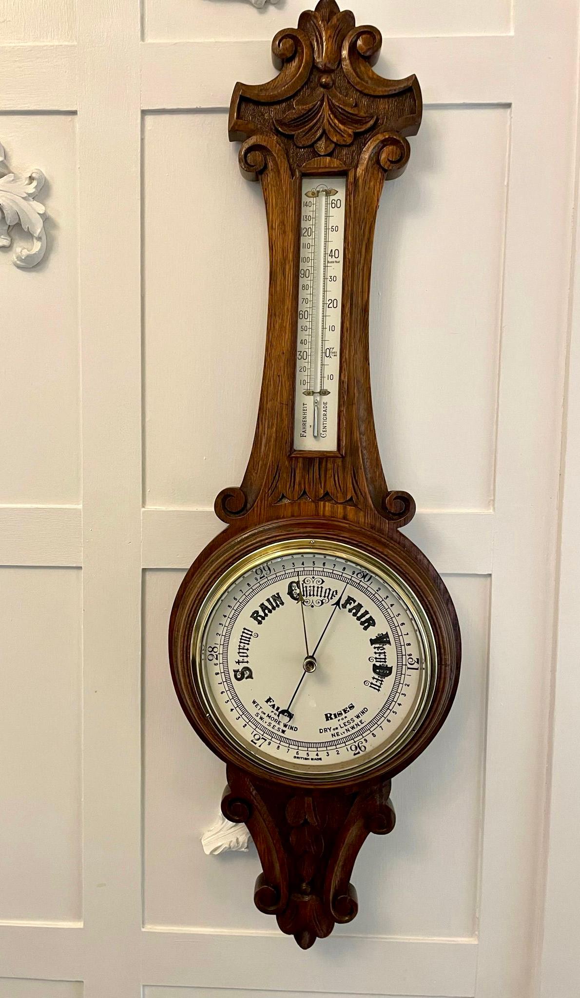 Antique Edwardian quality carved oak banjo barometer having a quality carved oak shaped banjo barometer with a circular porcelain dial with original hands, brass bezel and a thermometer 

In good working order and lovely original condition

H 89 x W