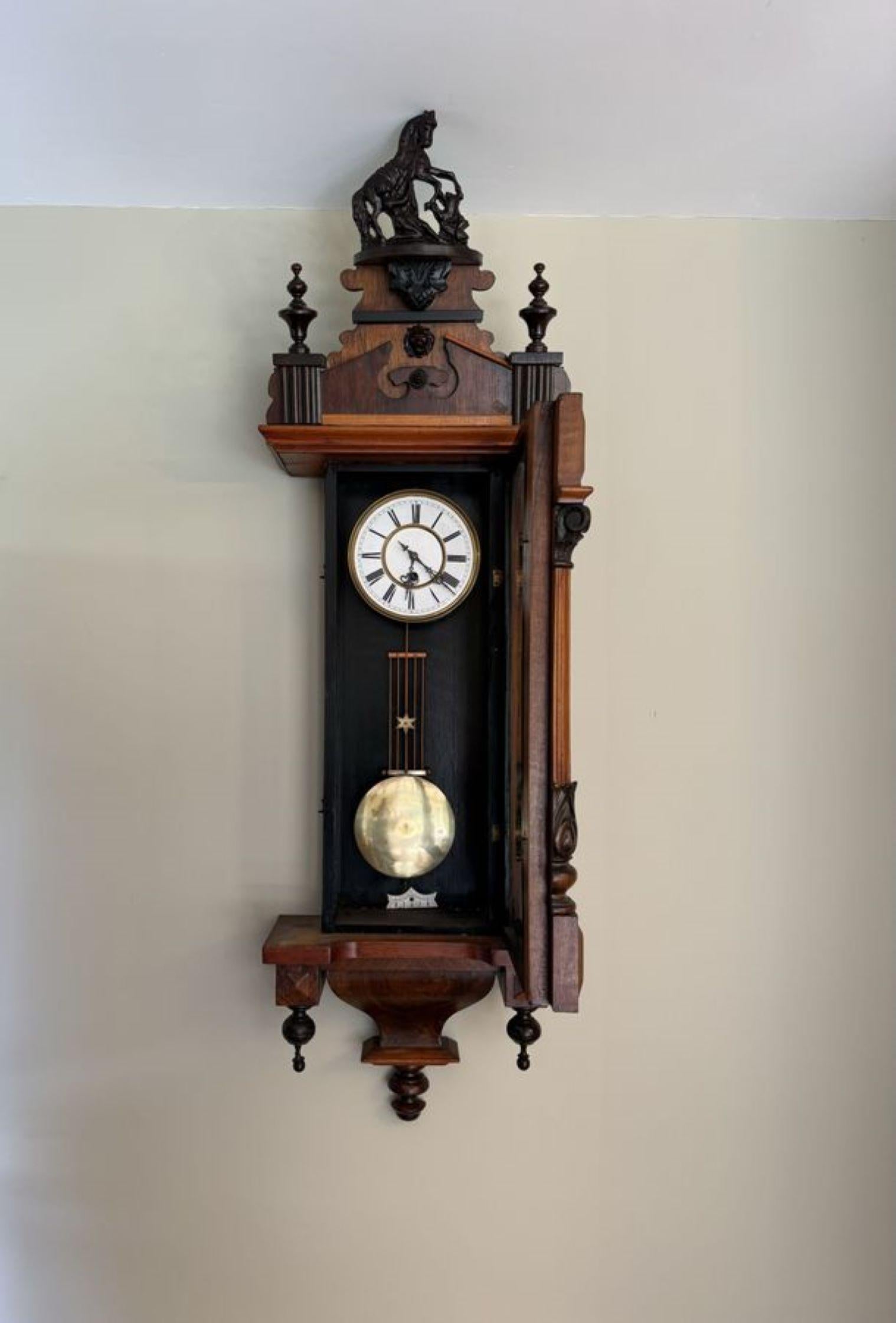 Antiguo reloj de pared vienés de nogal tallado de calidad eduardiana Eduardiano en venta