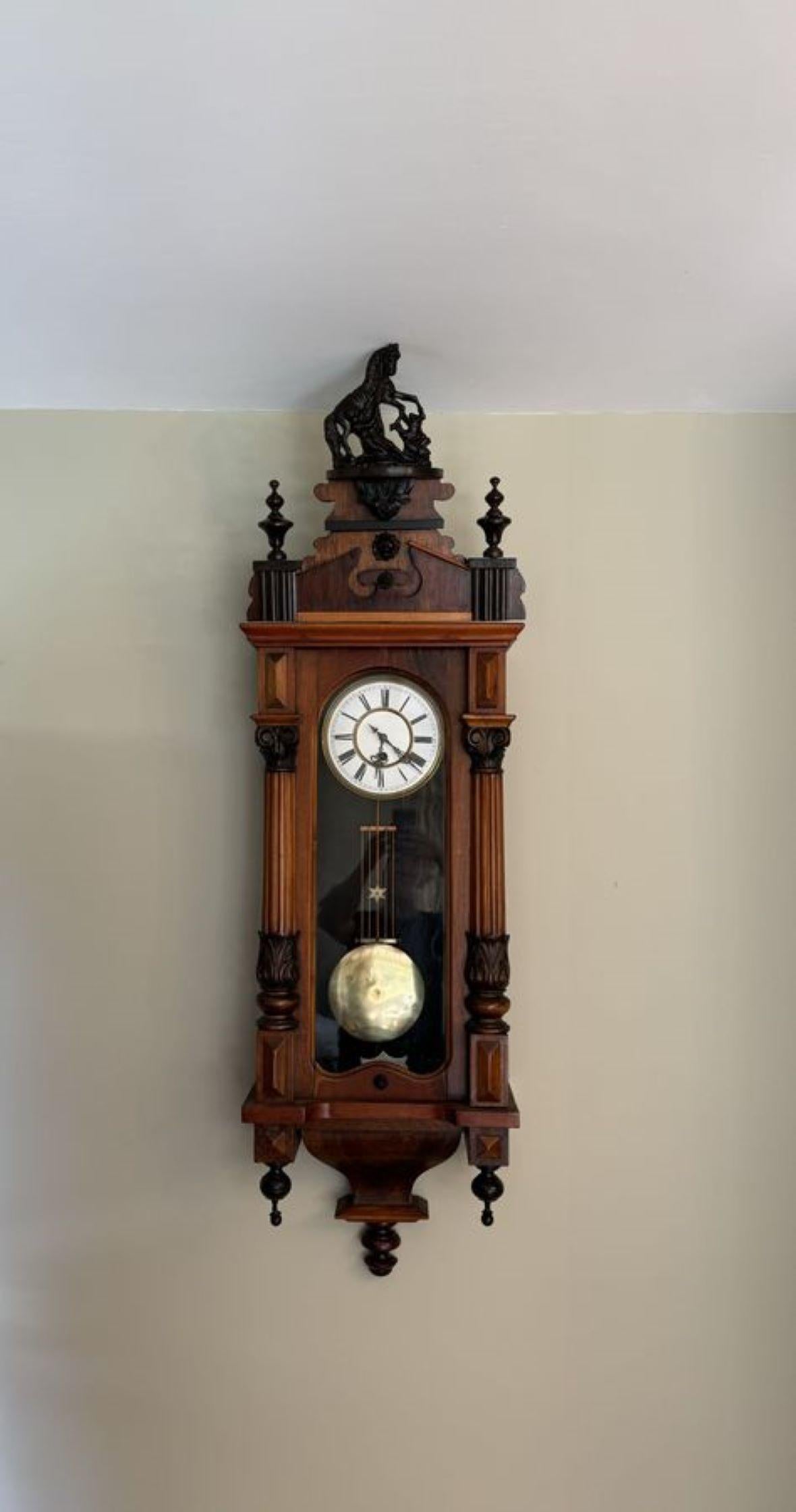 Antiguo reloj de pared vienés de nogal tallado de calidad eduardiana siglo XX en venta