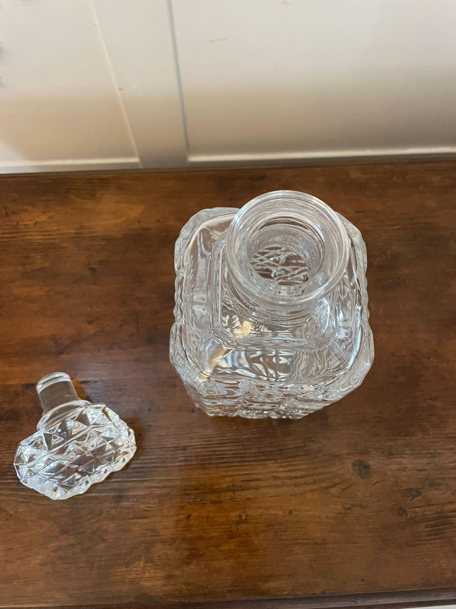 Carafe ancienne en verre taillé de qualité édouardienne, carafe en verre taillé de forme carrée avec bouchon carré d'origine 

Parfait état d'origine.

Dimensions :
Hauteur 25,5 cm
Largeur 10 cm
Profondeur 10 cm

Daté de 1900
