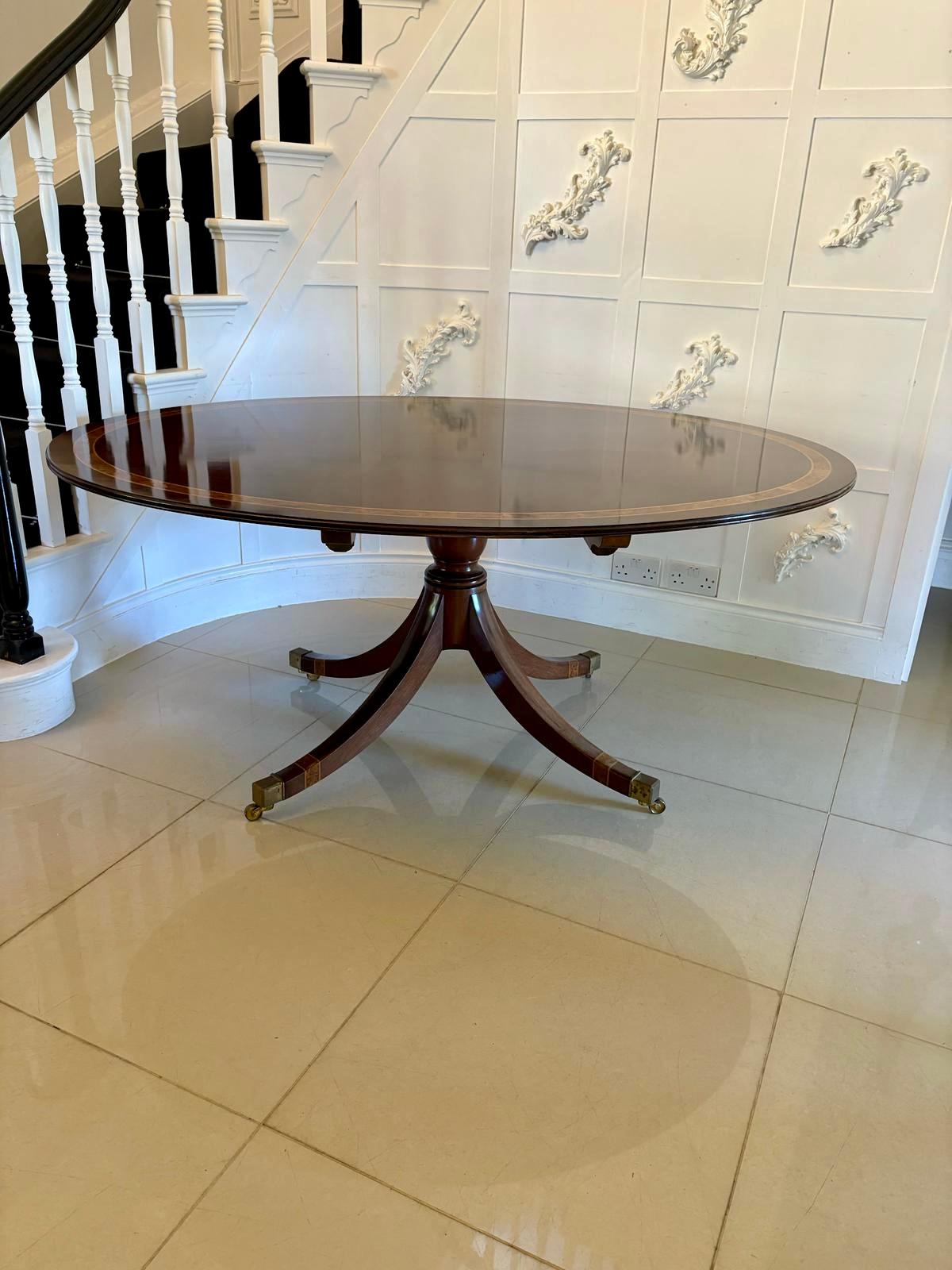 Ancienne table de salle à manger ovale 8 places en acajou figuré de qualité édouardienne en vente 3