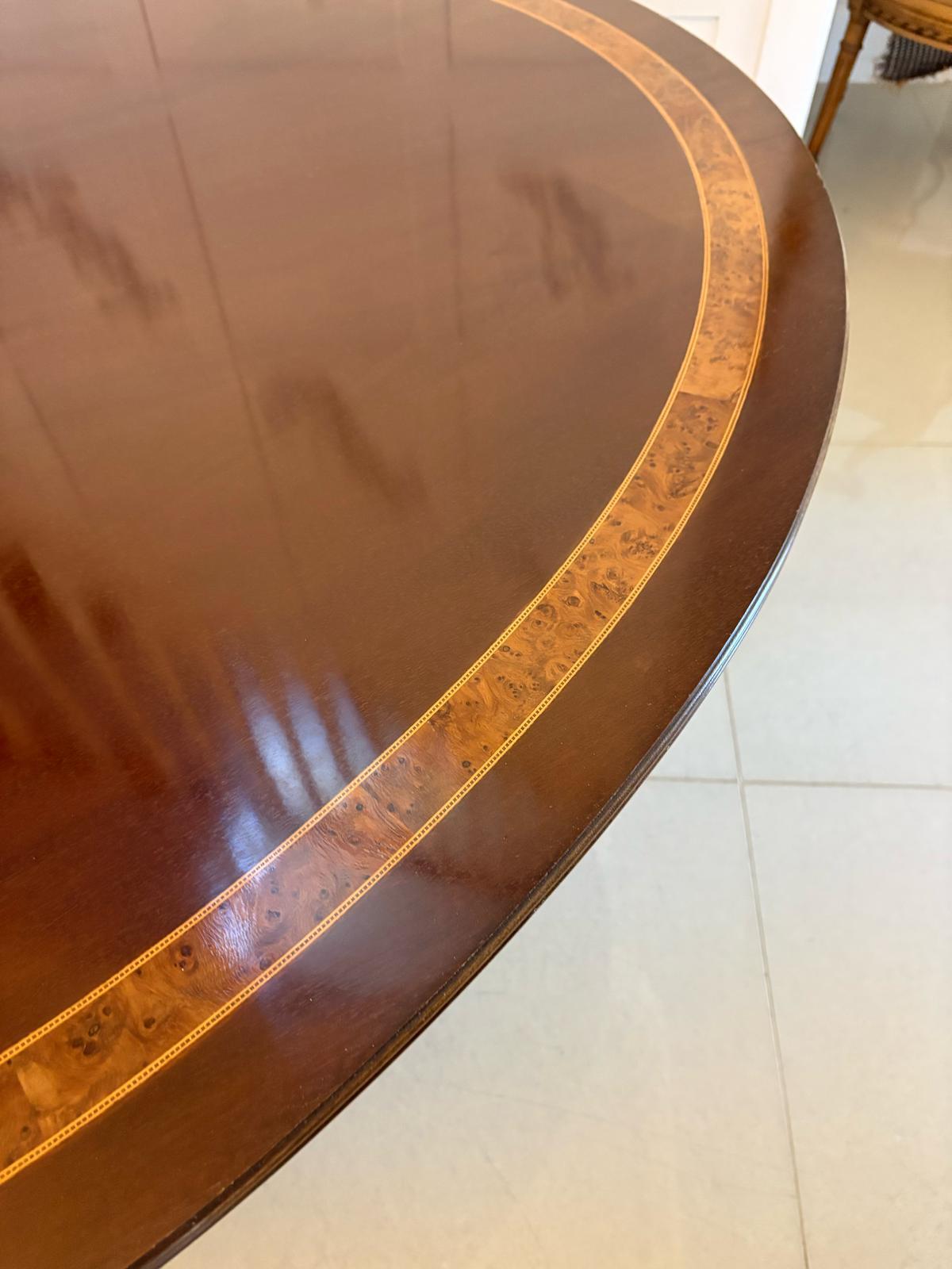 Ancienne table de salle à manger ovale 8 places en acajou figuré de qualité édouardienne en vente 4