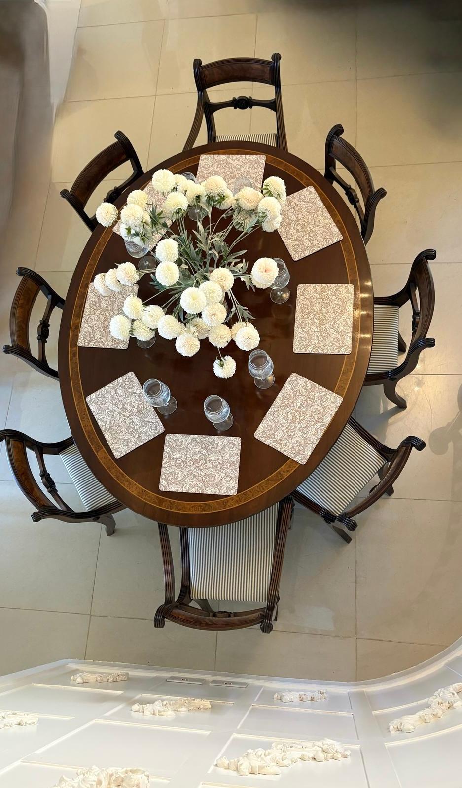 Table de salle à manger ovale 8 places en acajou figuré de qualité édouardienne, avec un plateau ovale en acajou figuré à bandes croisées en ronce d'if soutenu par un piédestal tourné reposant sur quatre pieds sabres avec incrustation de ronce d'if