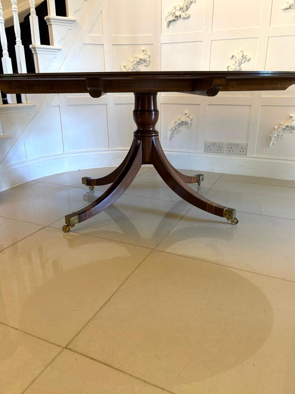 20ième siècle Ancienne table de salle à manger ovale 8 places en acajou figuré de qualité édouardienne en vente