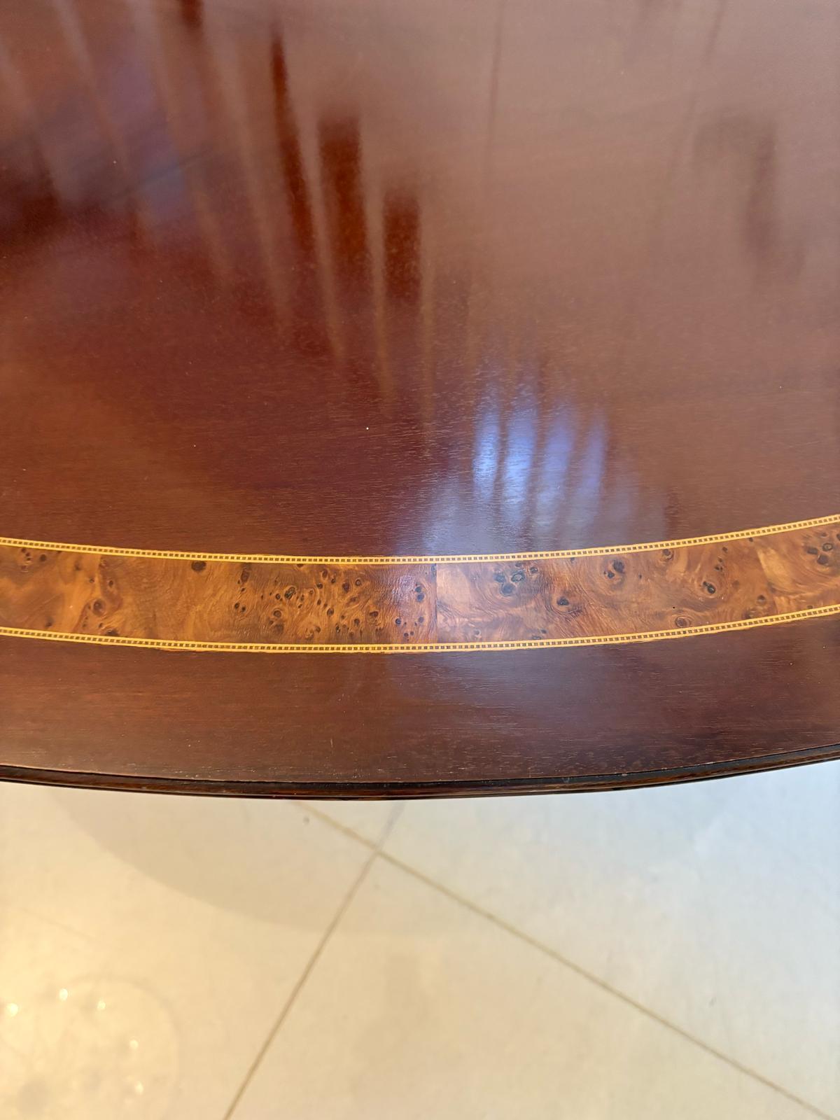 Autre Ancienne table de salle à manger ovale 8 places en acajou figuré de qualité édouardienne en vente