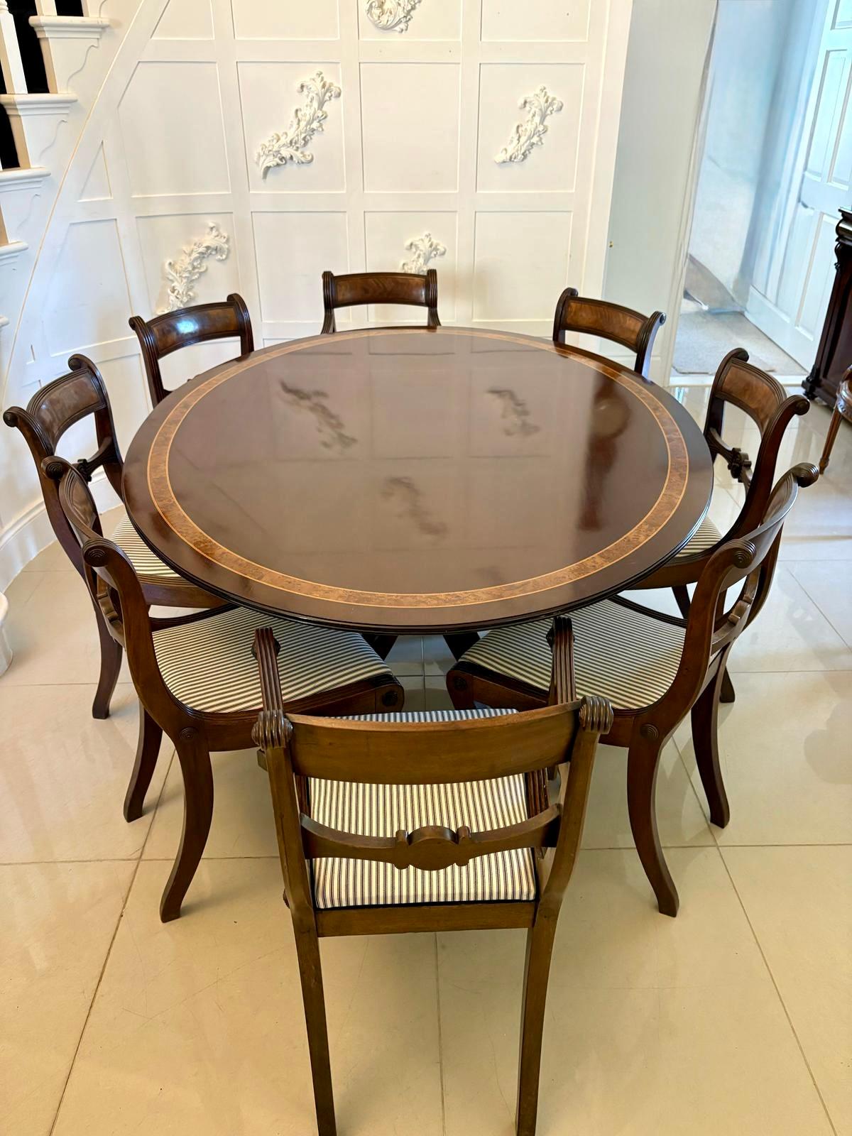 Ancienne table de salle à manger ovale 8 places en acajou figuré de qualité édouardienne en vente 2