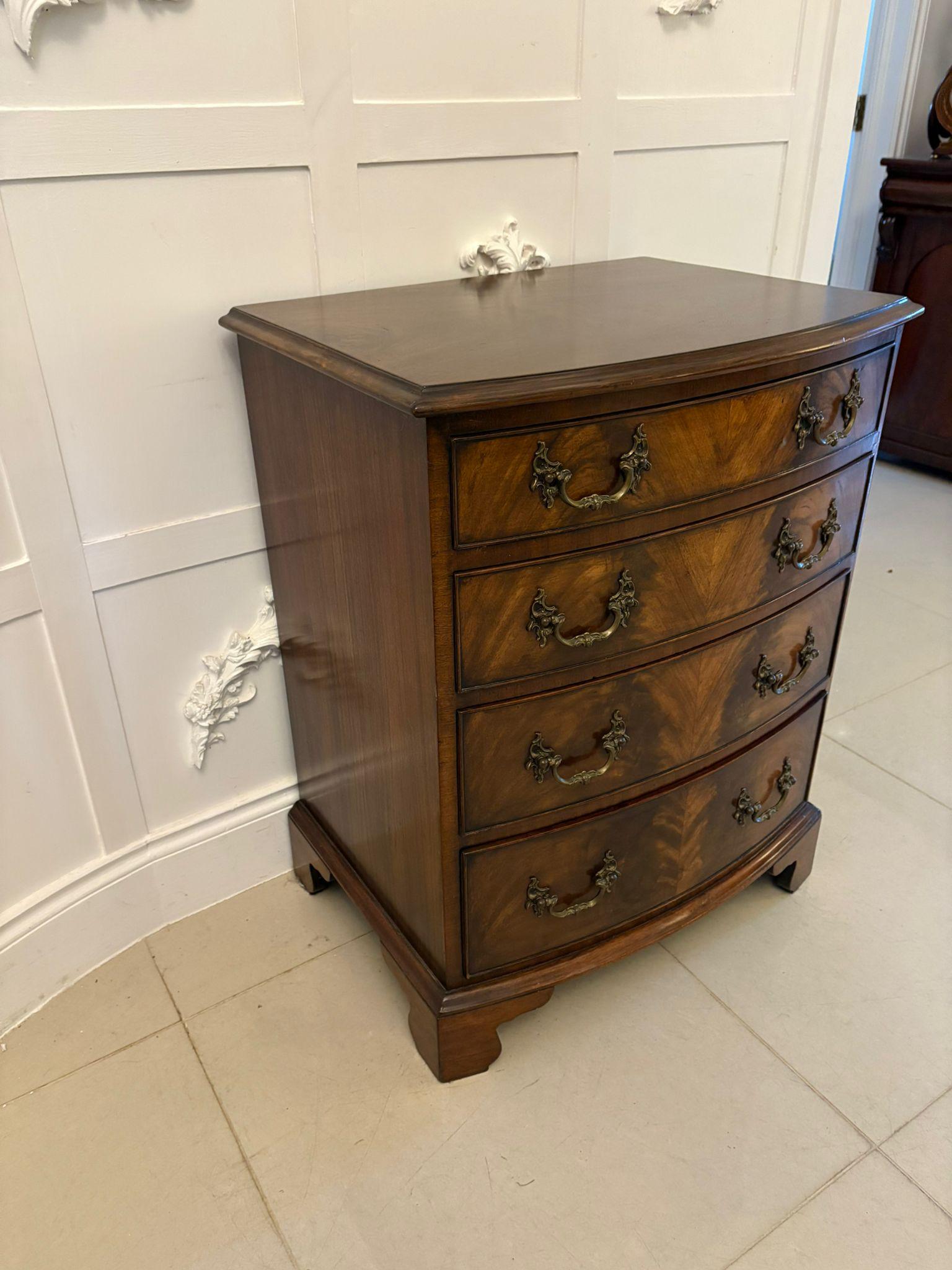 Antico cassettone di quattro cassetti in mogano figurato di qualità edoardiana, con piano in mogano figurato a forma di arco con bordo modanato e quattro cassetti in mogano figurato a forma di arco foderati in rovere con maniglie originali in ottone
