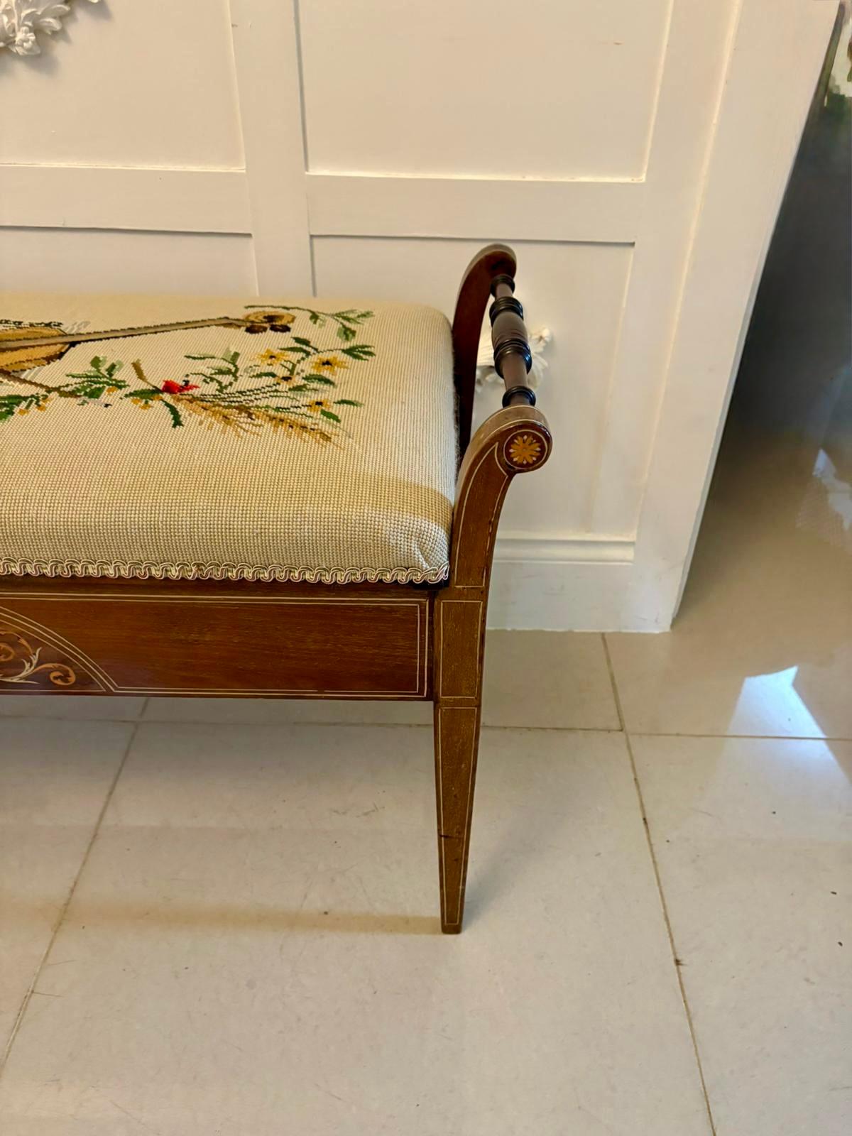 Antiguo taburete dúo de madera de palisandro con incrustaciones, de calidad eduardiana, independiente, con asas torneadas, asiento original inusual, tapizado y elevable, que representa instrumentos musicales y se abre para revelar un compartimento