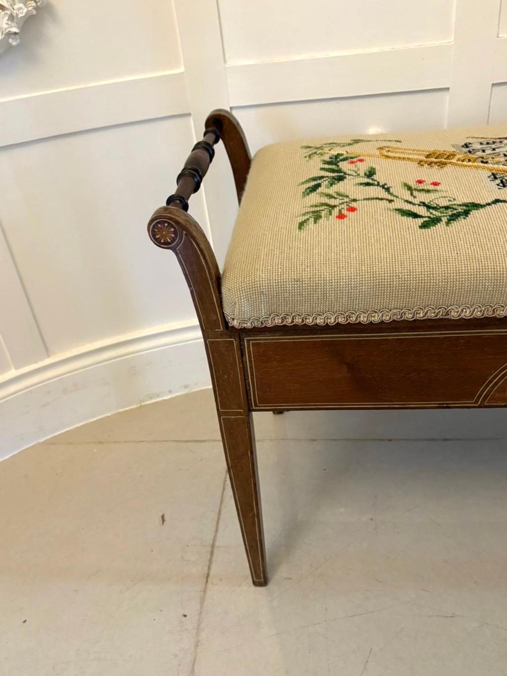 Antiguo taburete dúo con incrustaciones de palisandro de calidad eduardiana independiente siglo XX en venta