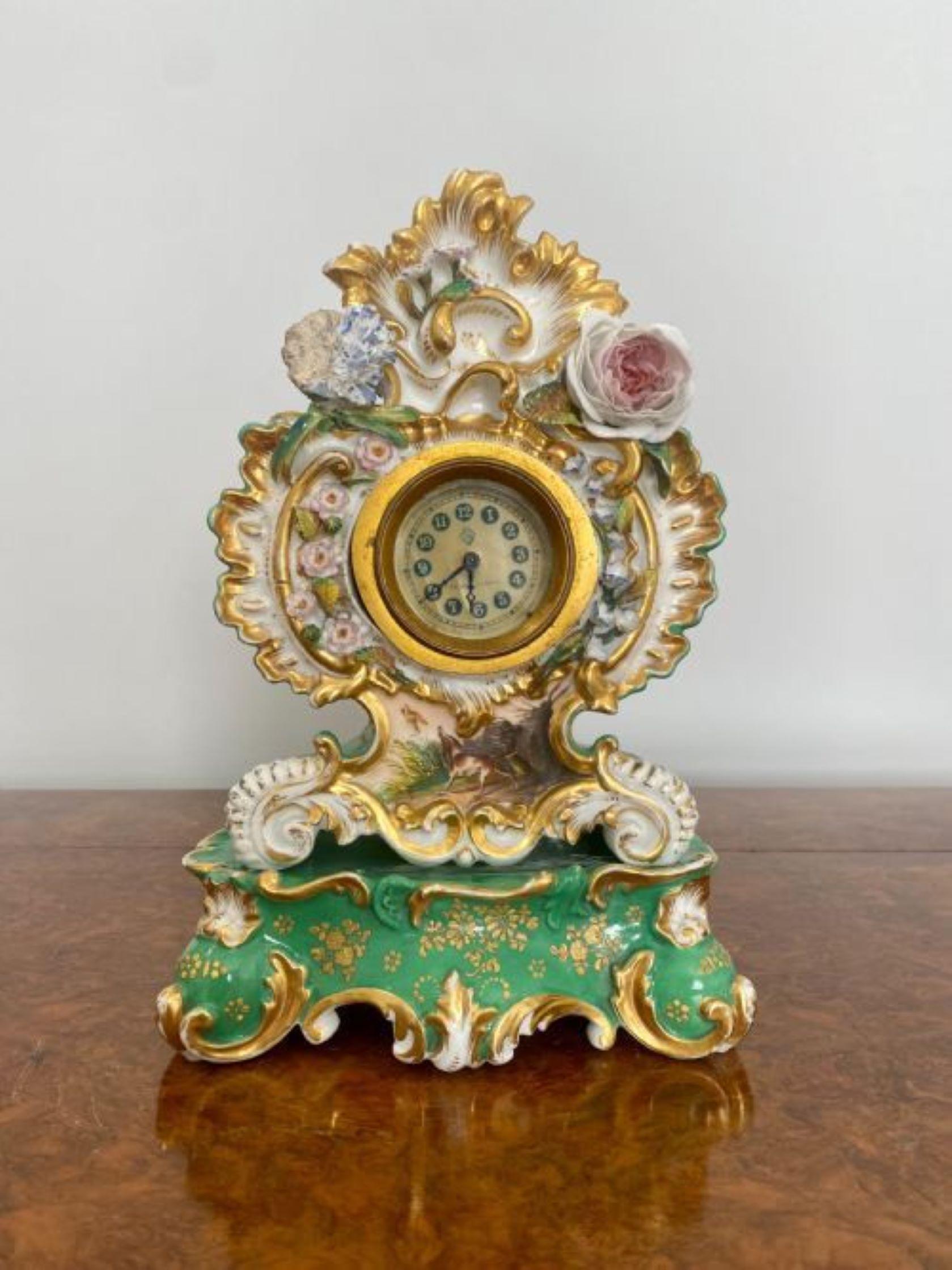Édouardien Ancienne horloge de manteau en porcelaine peinte à la main de qualité édouardienne en vente