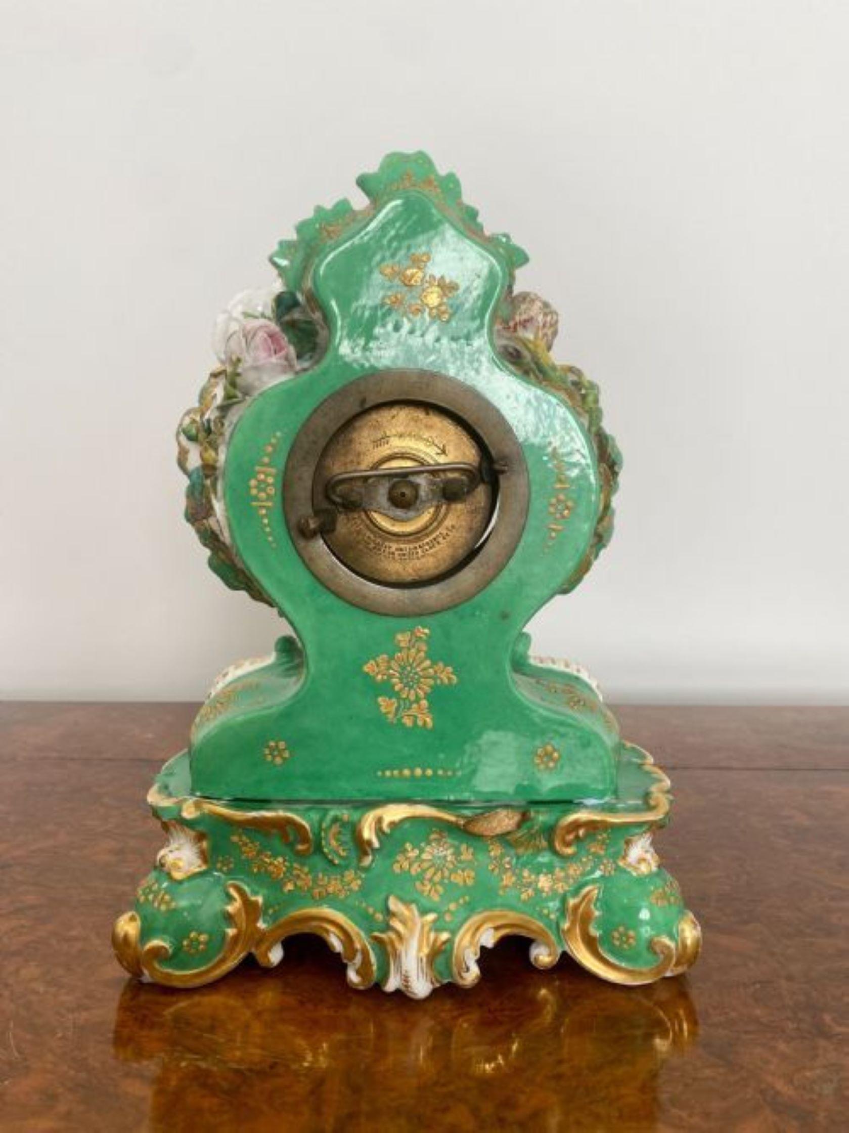 Ancienne horloge de manteau en porcelaine peinte à la main de qualité édouardienne Bon état - En vente à Ipswich, GB