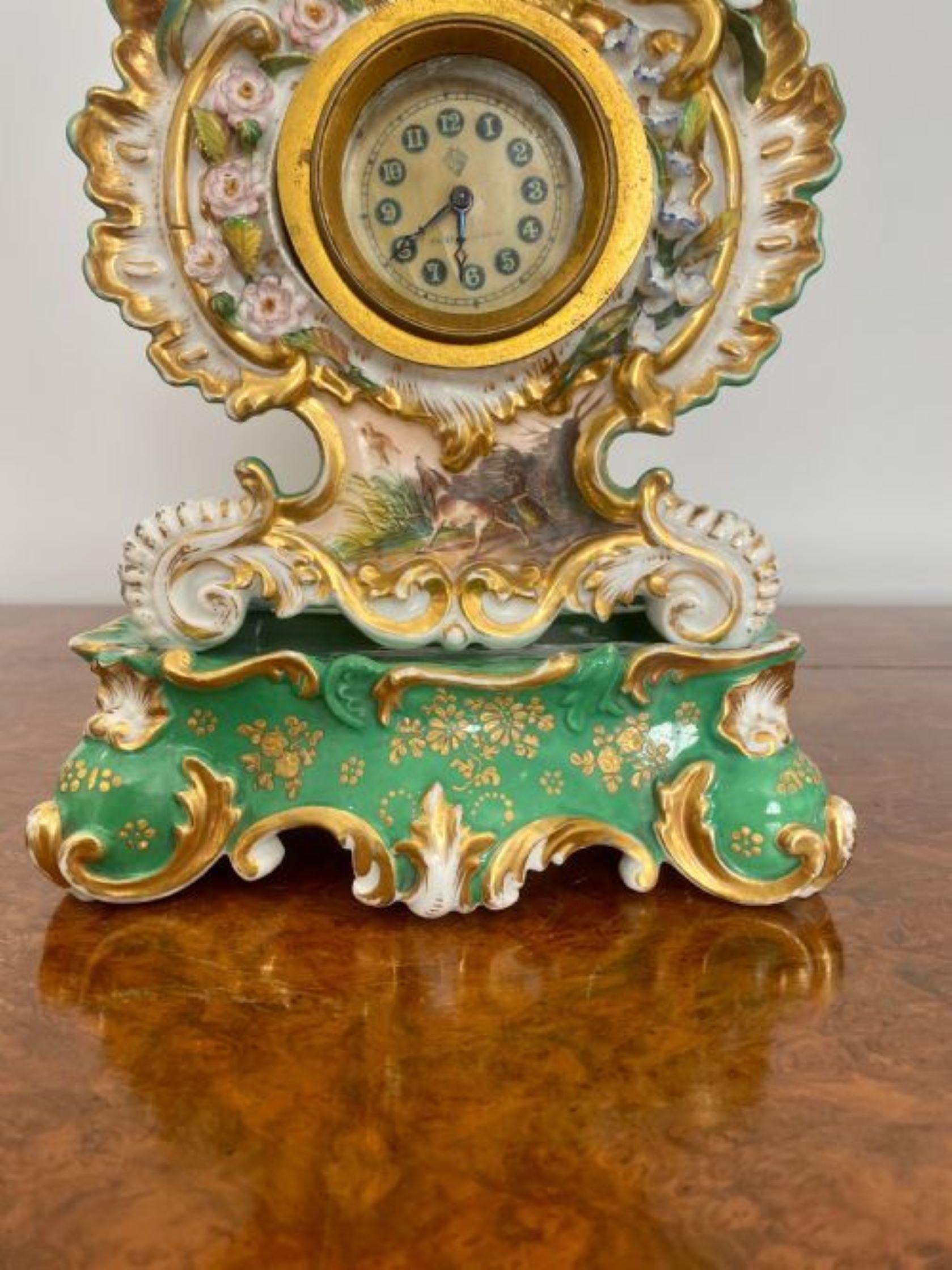 20ième siècle Ancienne horloge de manteau en porcelaine peinte à la main de qualité édouardienne en vente