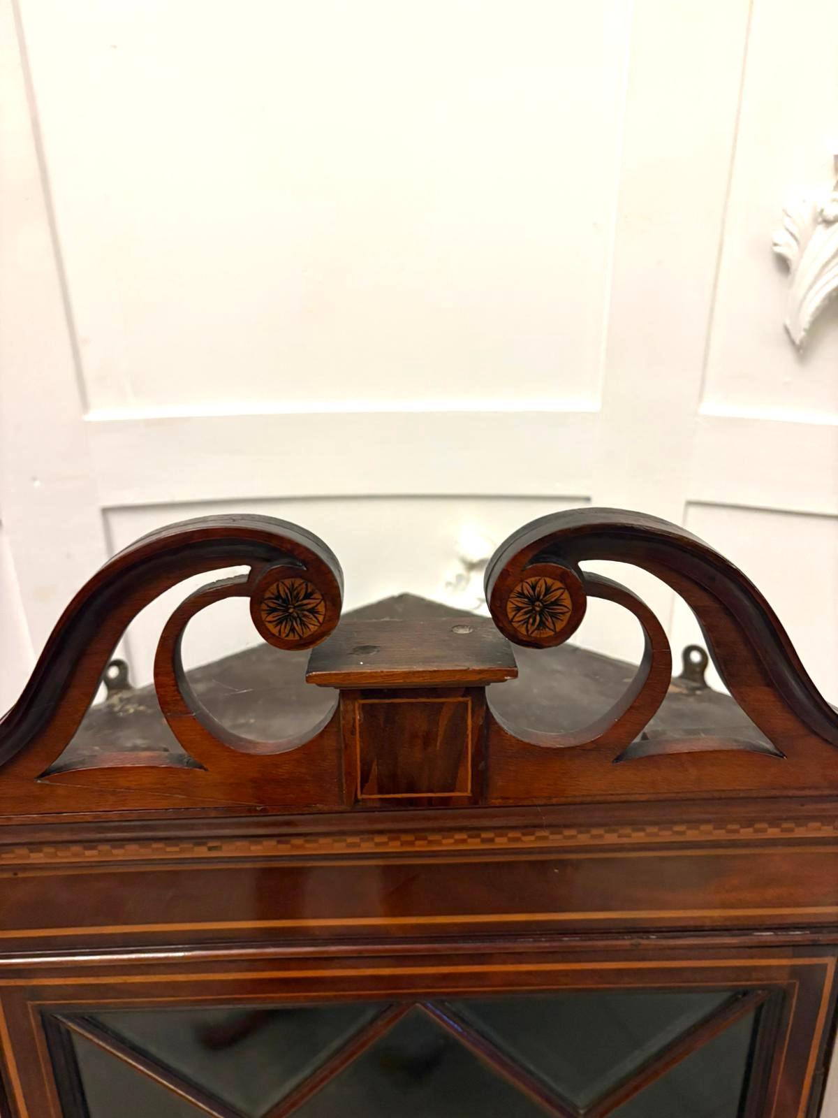 Inglese Antico mobile da esposizione ad angolo in mogano intarsiato di qualità edoardiana in vendita