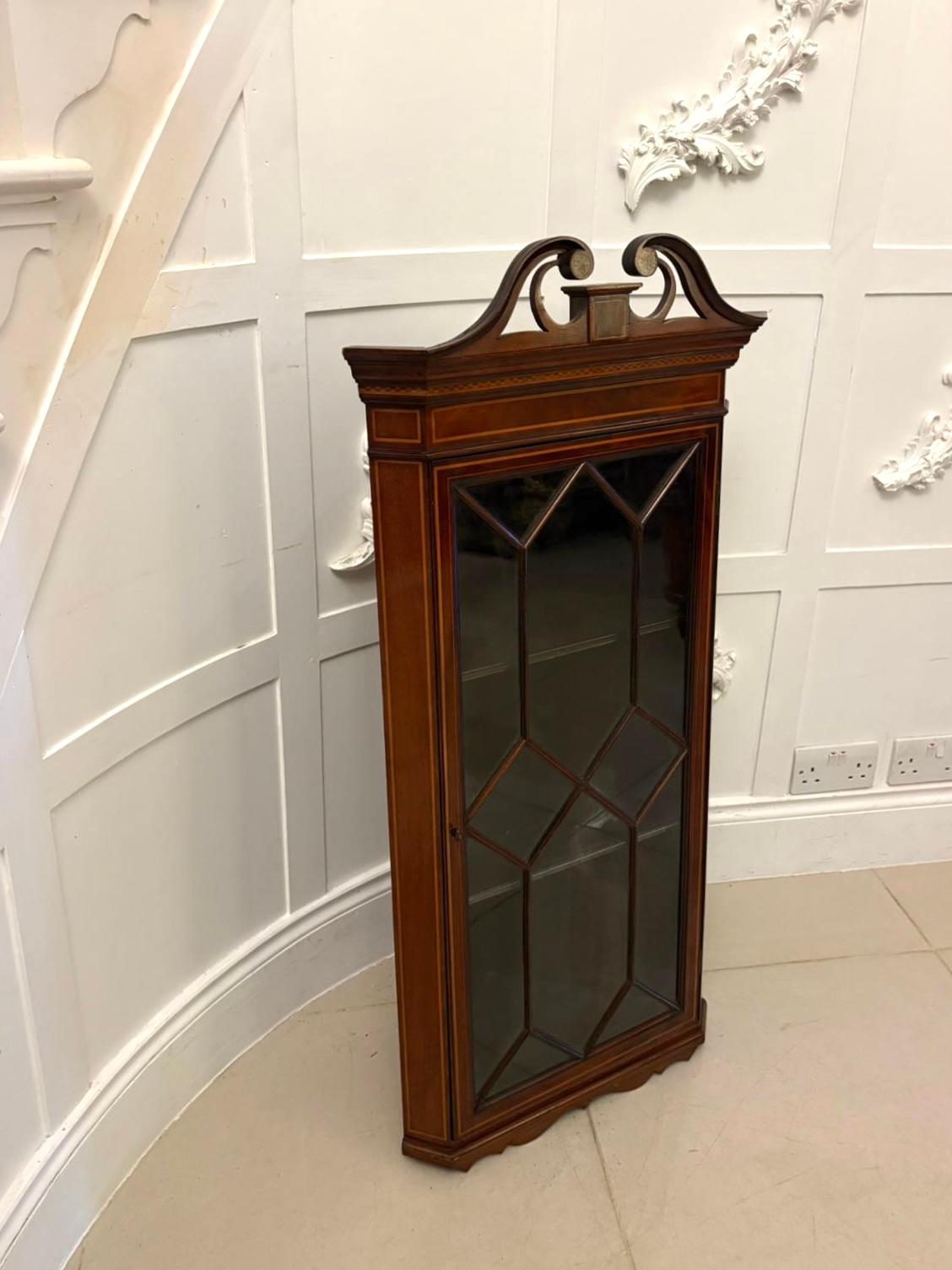 Antico mobile da esposizione ad angolo in mogano intarsiato di qualità edoardiana In condizioni buone in vendita a Suffolk, GB