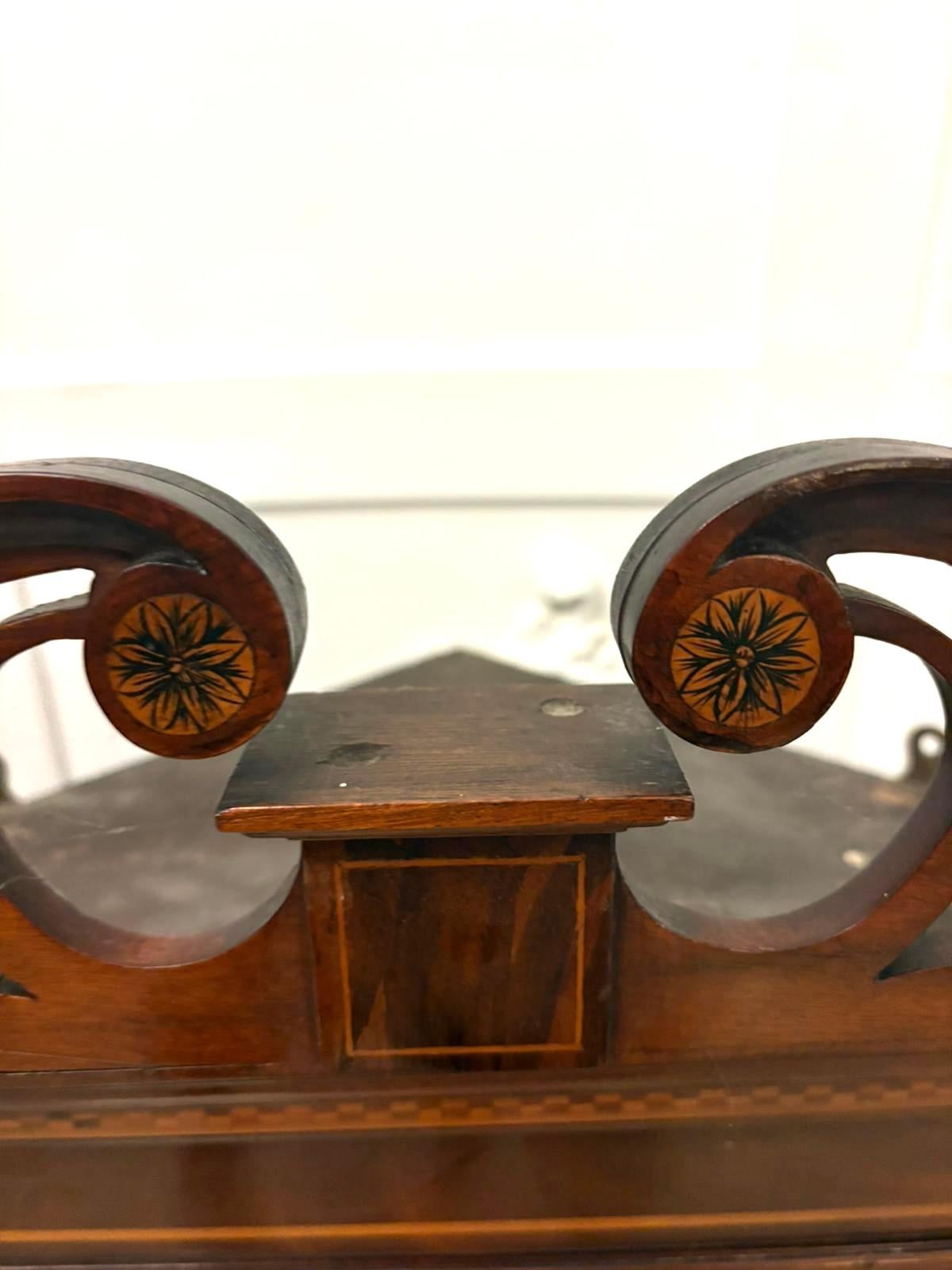 XX secolo Antico mobile da esposizione ad angolo in mogano intarsiato di qualità edoardiana in vendita